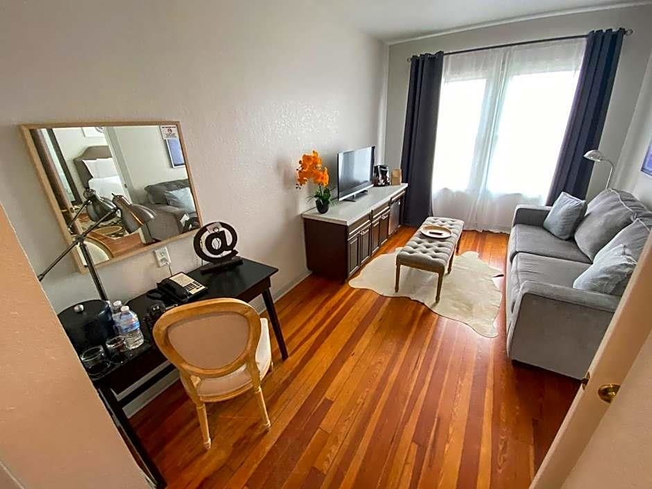 Image 18 of 58 For 215 Woodland Blvd. S