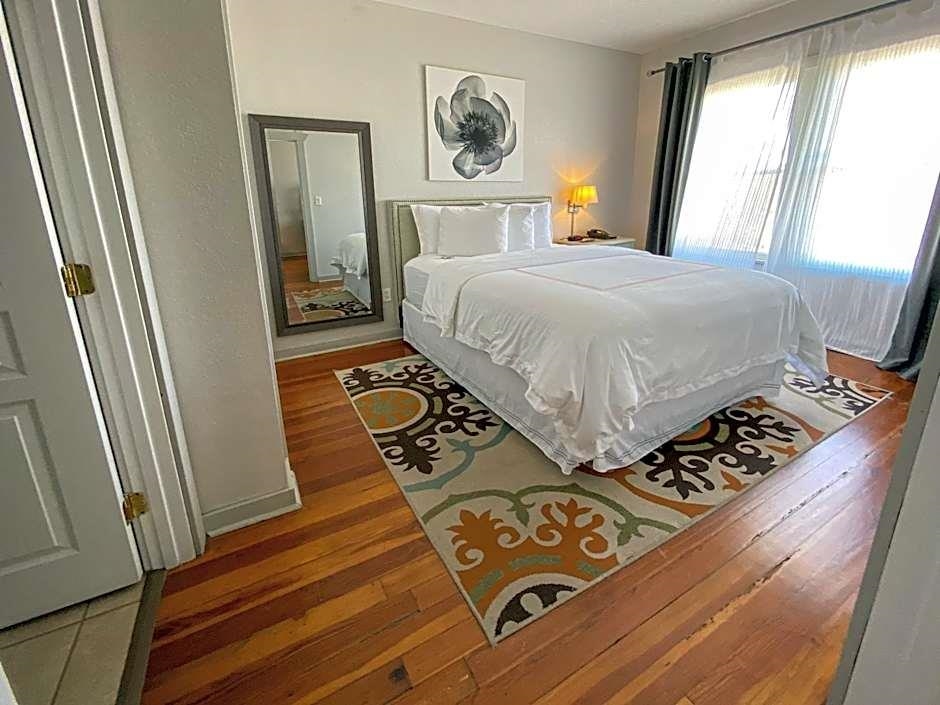 Image 22 of 58 For 215 Woodland Blvd. S