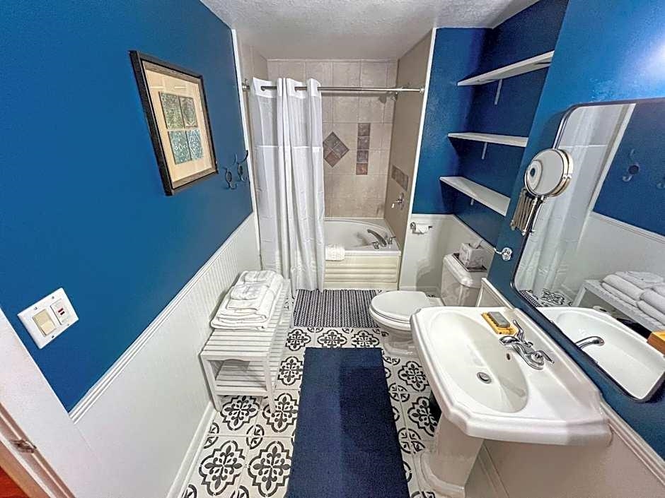 Image 25 of 58 For 215 Woodland Blvd. S