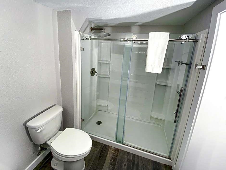 Image 29 of 58 For 215 Woodland Blvd. S