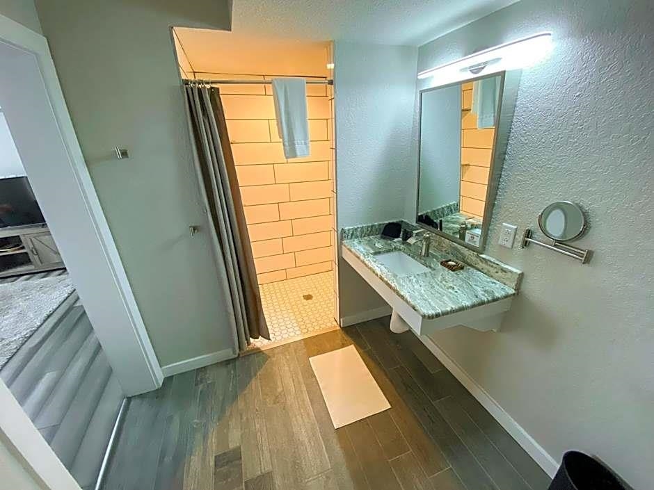 Image 33 of 58 For 215 Woodland Blvd. S