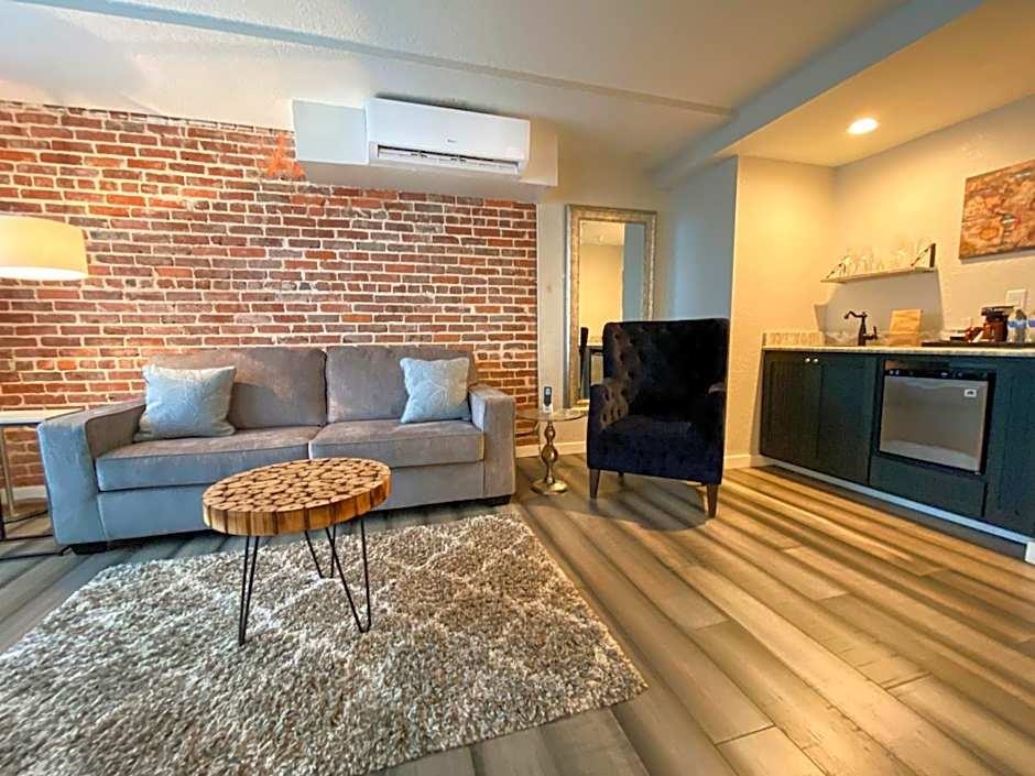 Image 4 of 58 For 215 Woodland Blvd. S