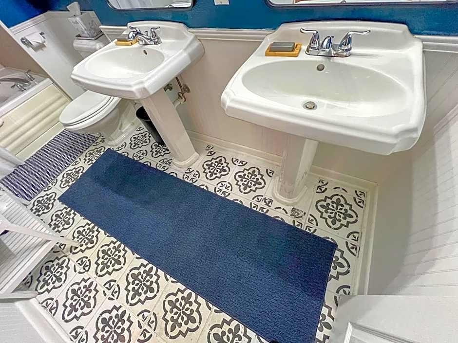 Image 9 of 58 For 215 Woodland Blvd. S