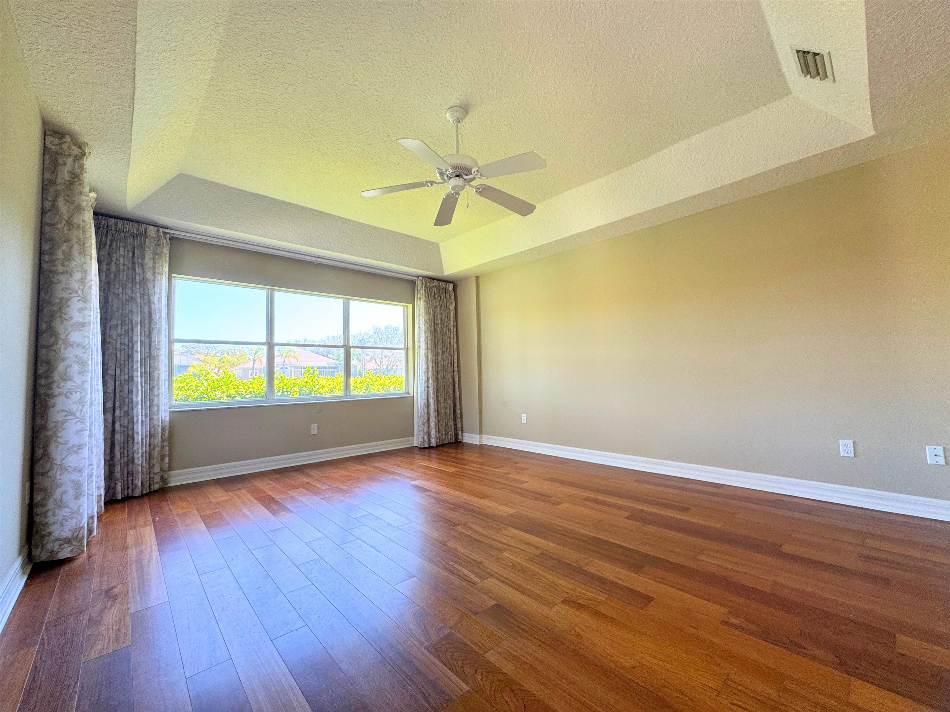 Image 16 of 34 For 67 Lagare St W