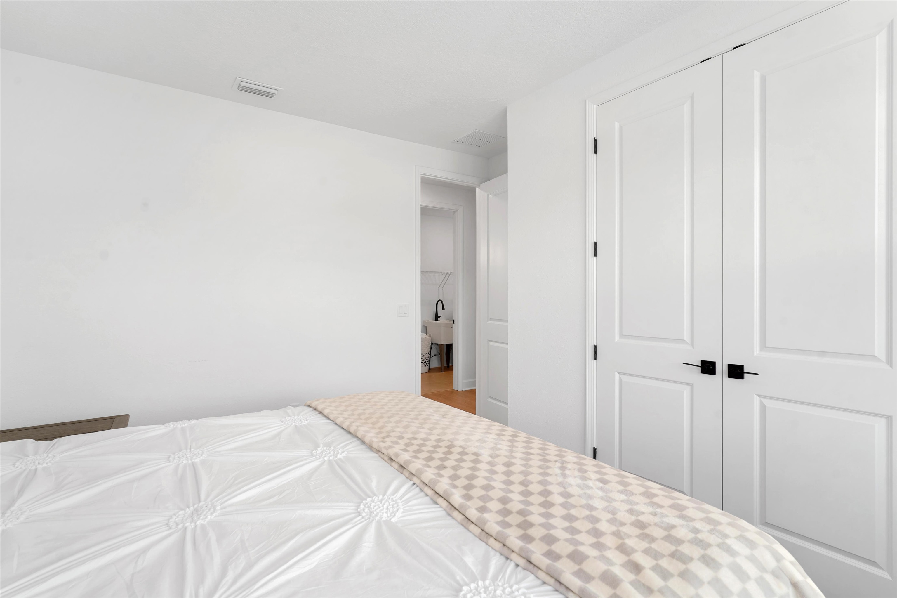 Image 32 of 45 For 2498 Trailmark Dr