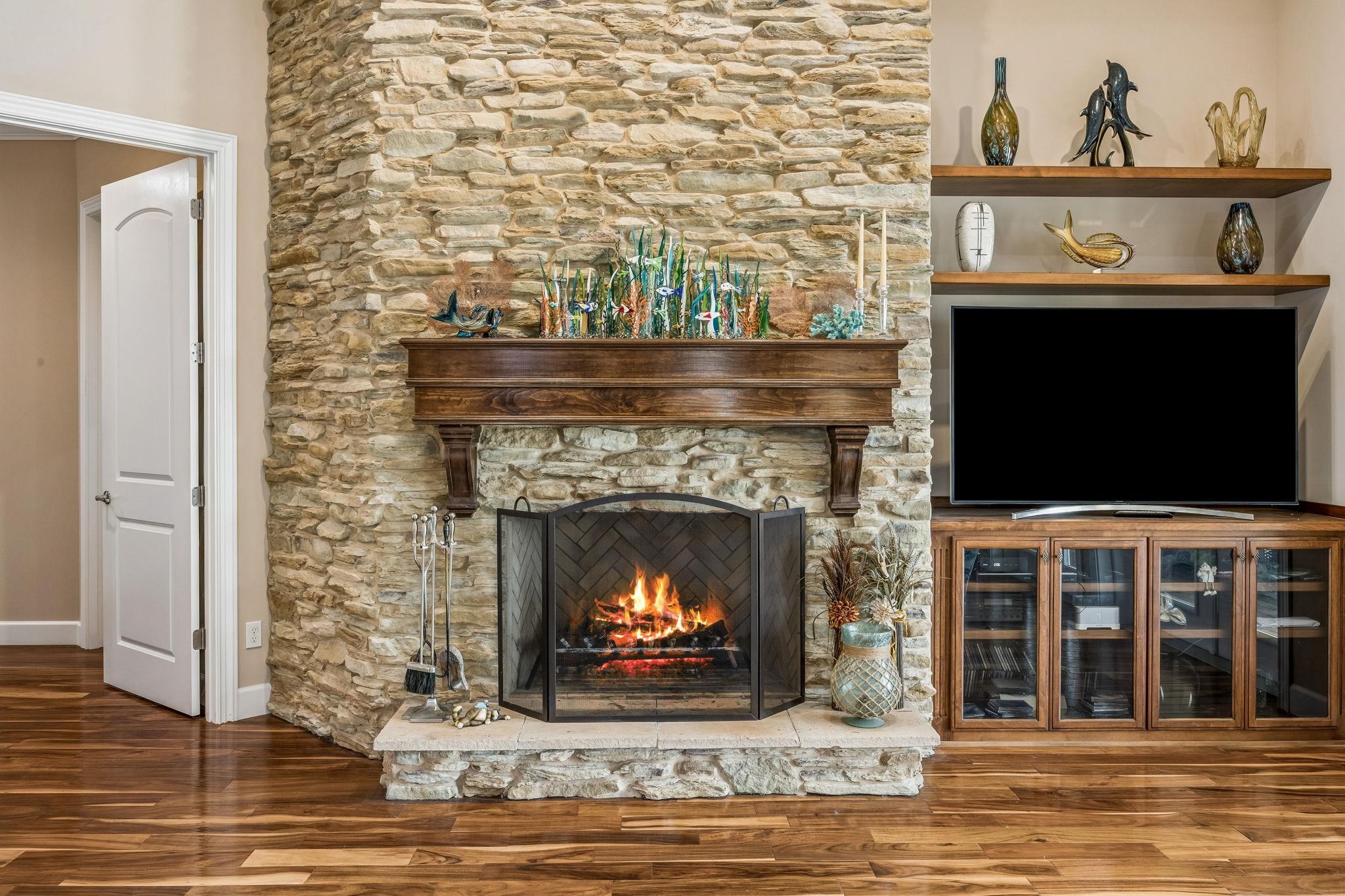 Image 19 of 90 For 409 Lookout Point Dr