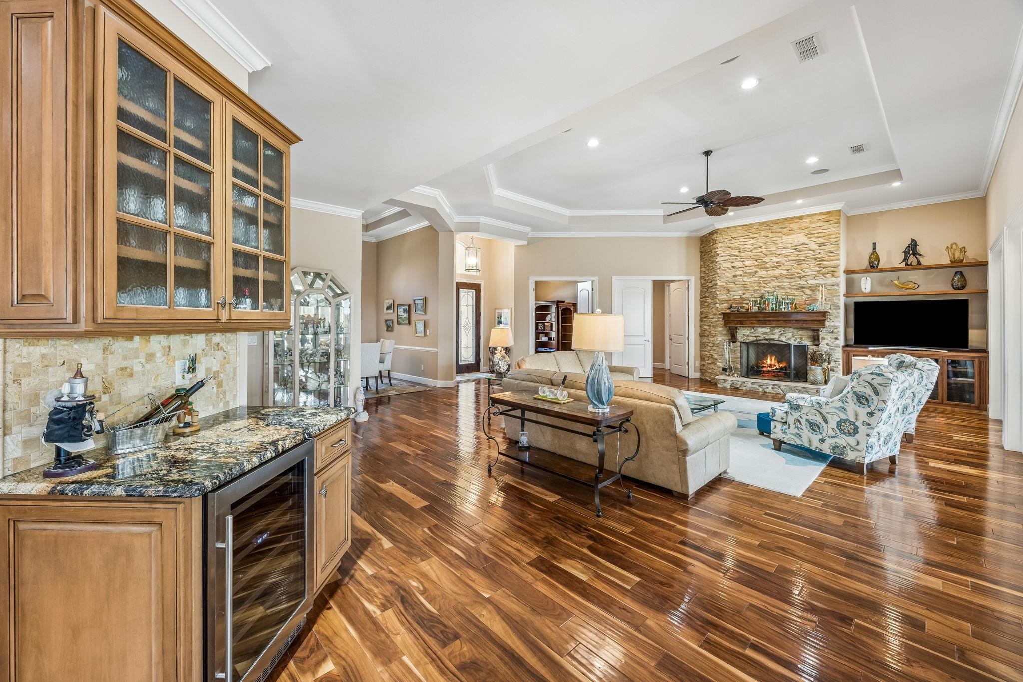 Image 21 of 90 For 409 Lookout Point Dr