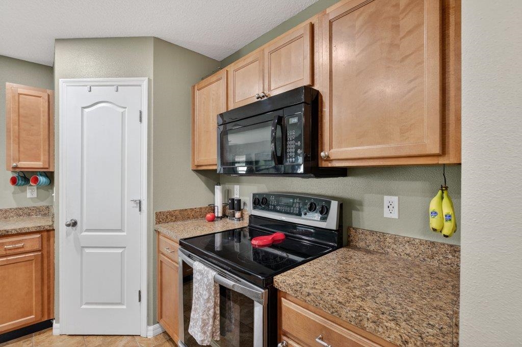 Image 18 of 46 For 300 Syrah Way