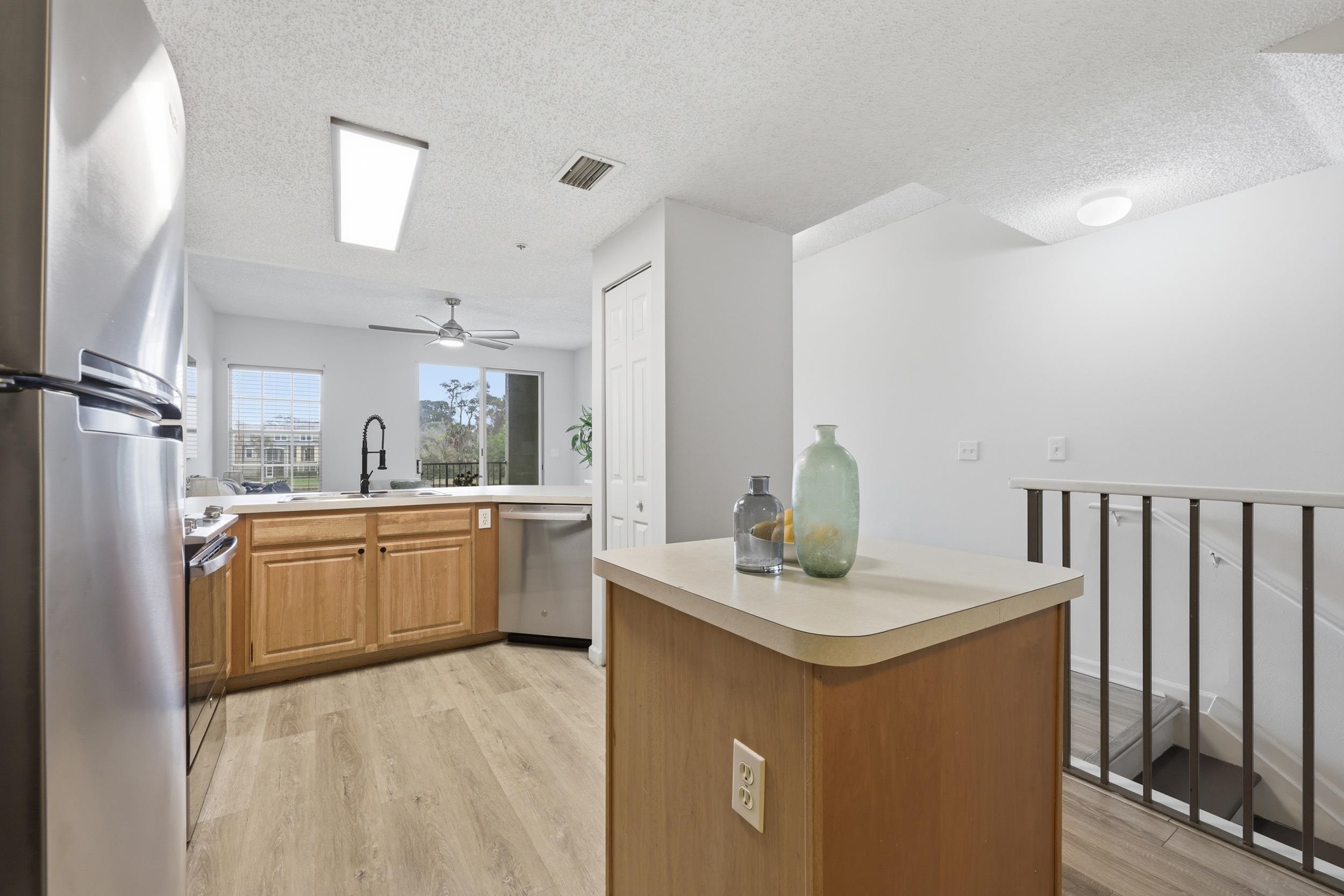 Image 7 of 30 For 4035 Grande Vista Blvd  20-129