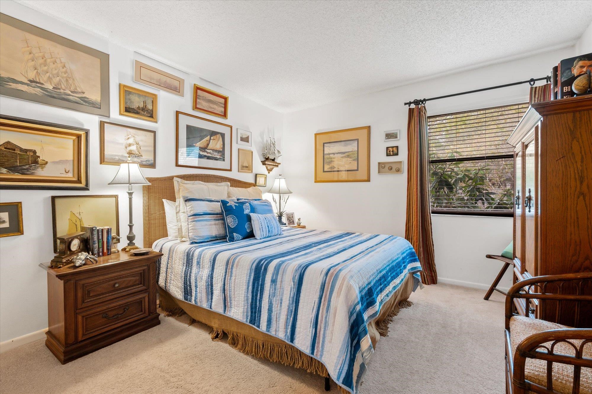 Image 21 of 44 For 34 Veronese Ct