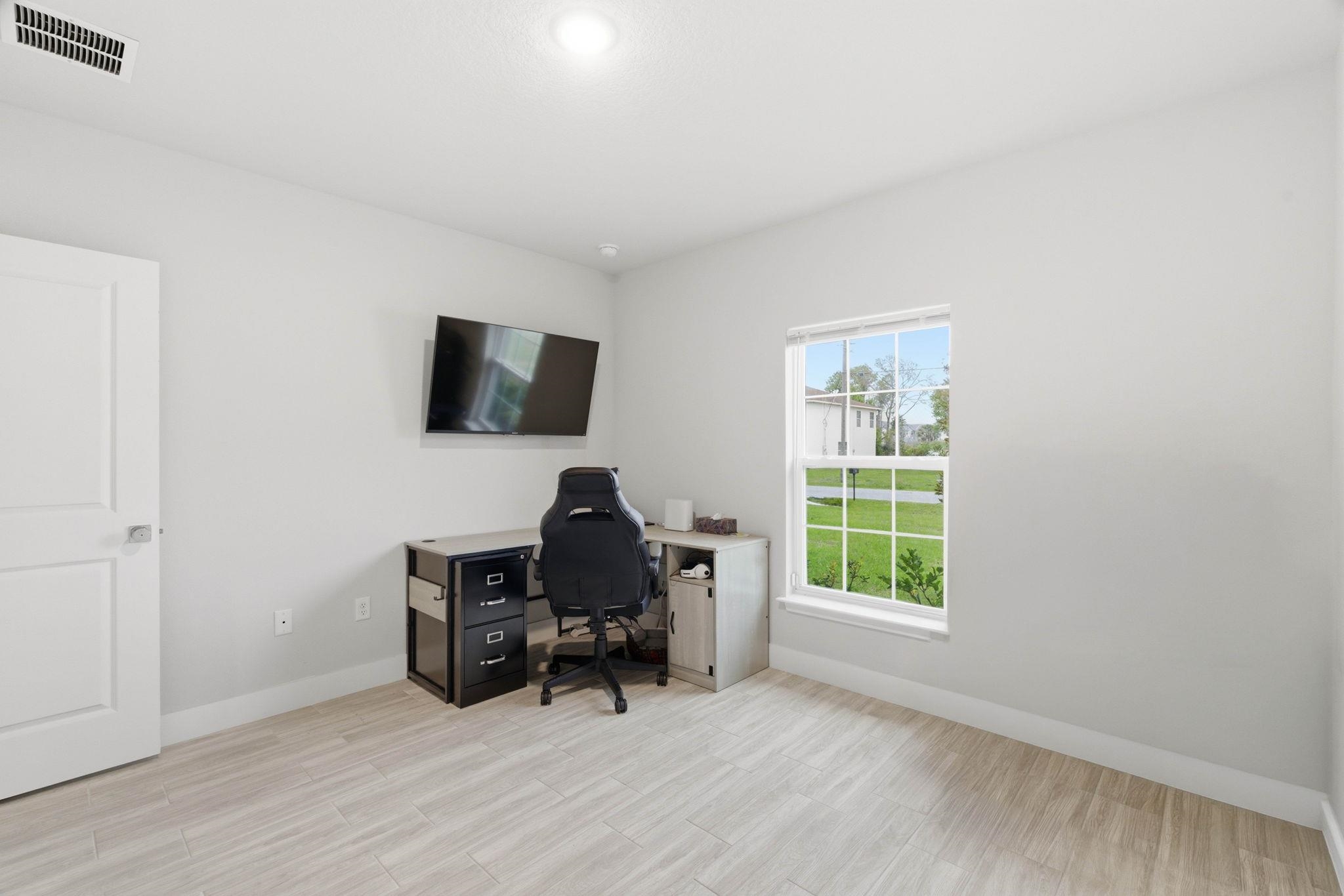 Image 23 of 36 For 42 Rose Dr  