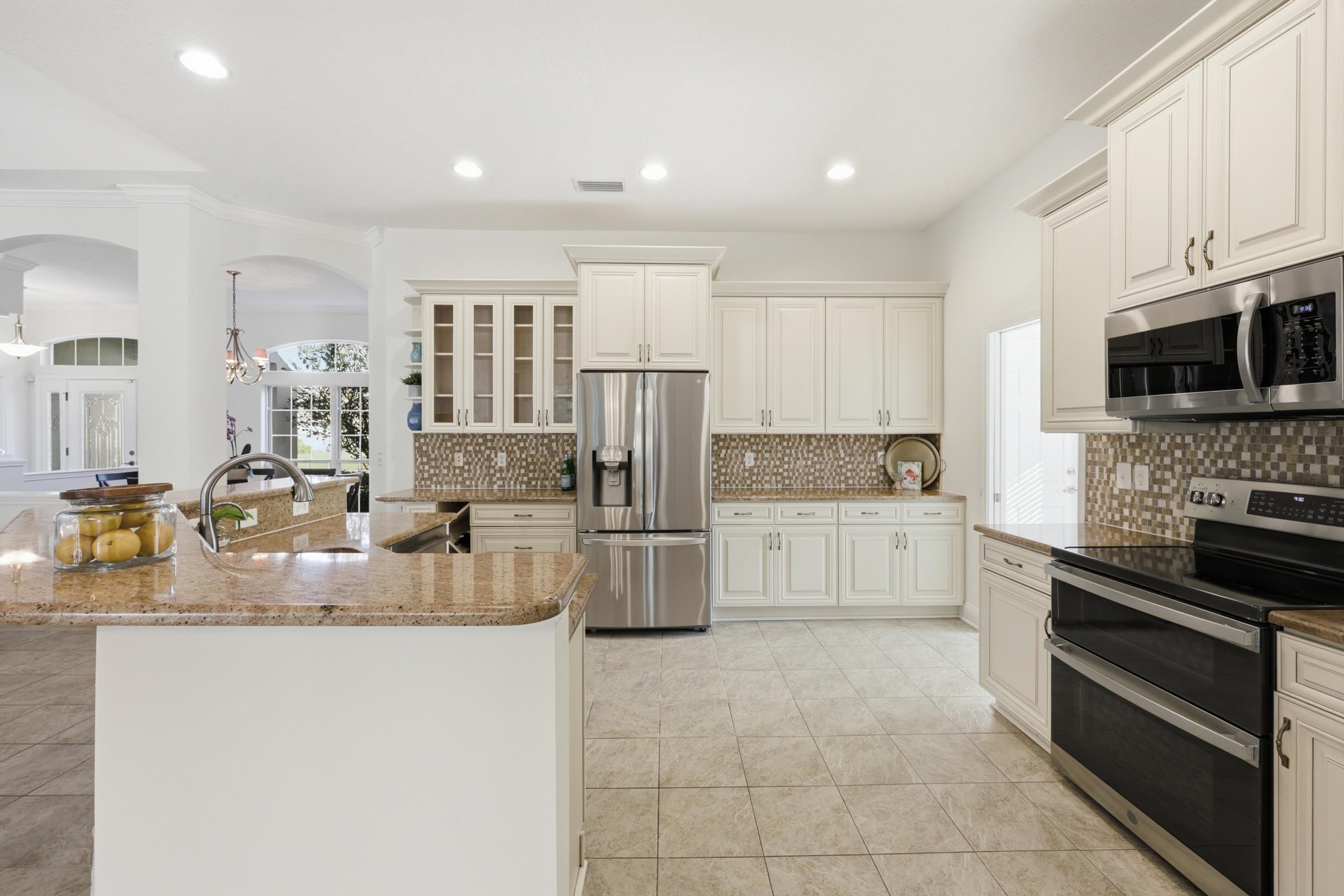 Image 12 of 51 For 933 Oxford Dr