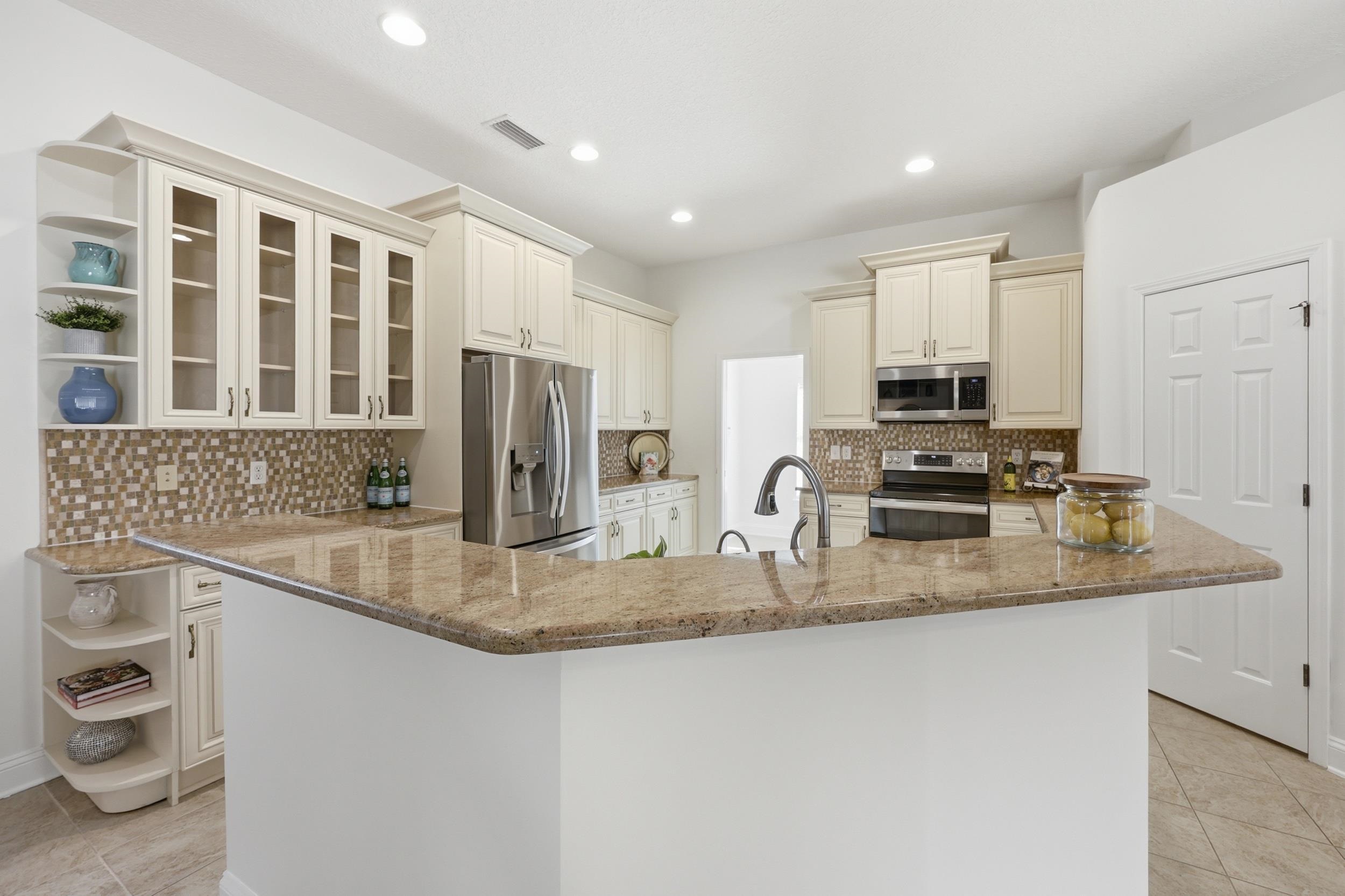 Image 13 of 51 For 933 Oxford Dr