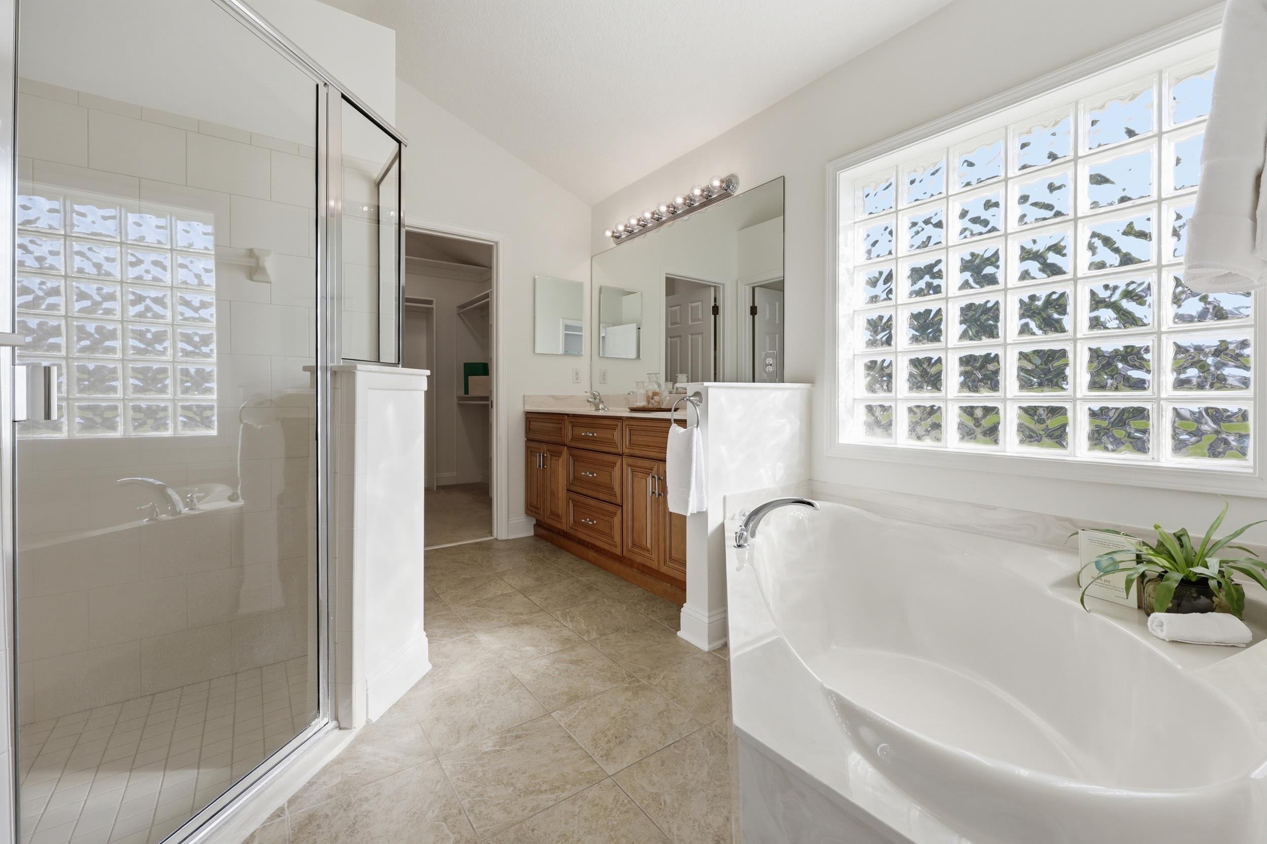 Image 18 of 51 For 933 Oxford Dr