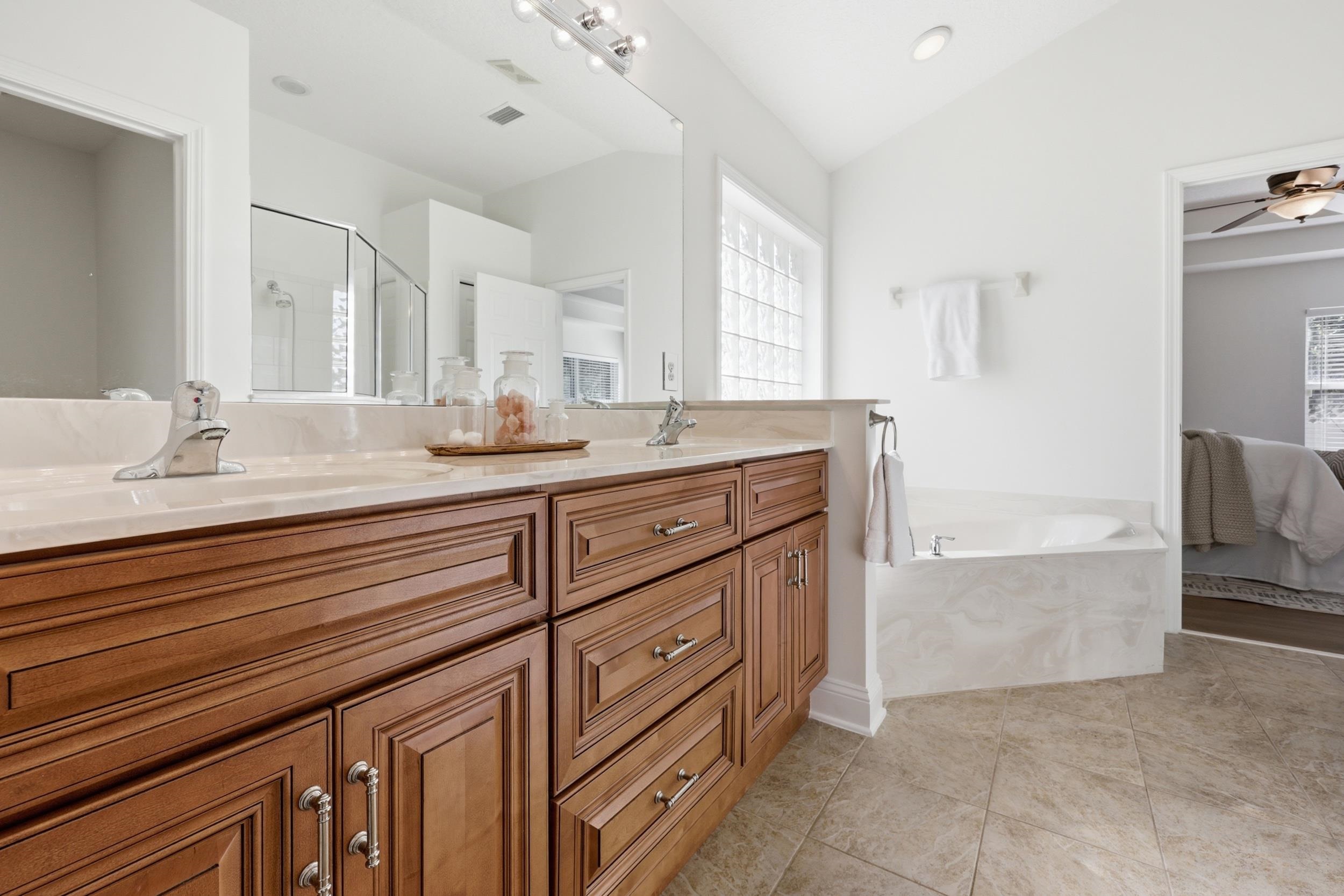 Image 19 of 51 For 933 Oxford Dr