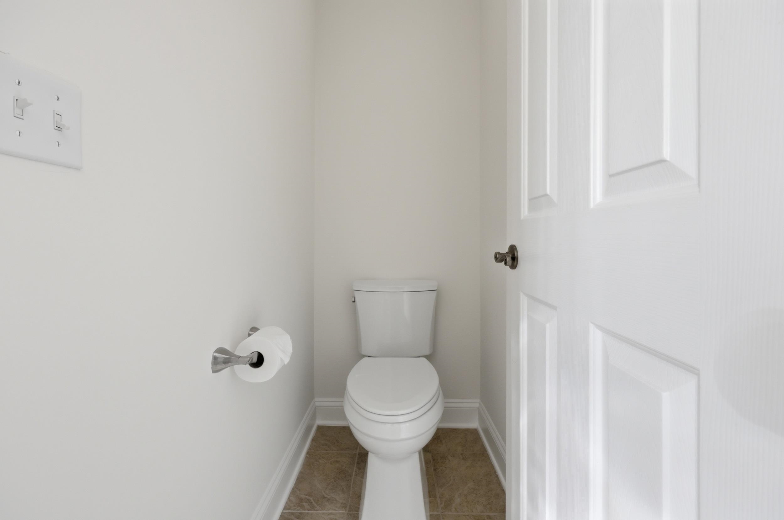 Image 21 of 51 For 933 Oxford Dr