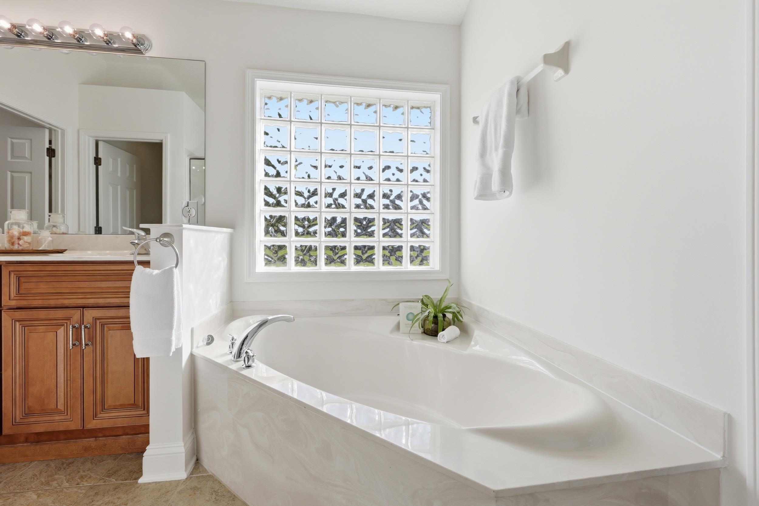 Image 22 of 51 For 933 Oxford Dr