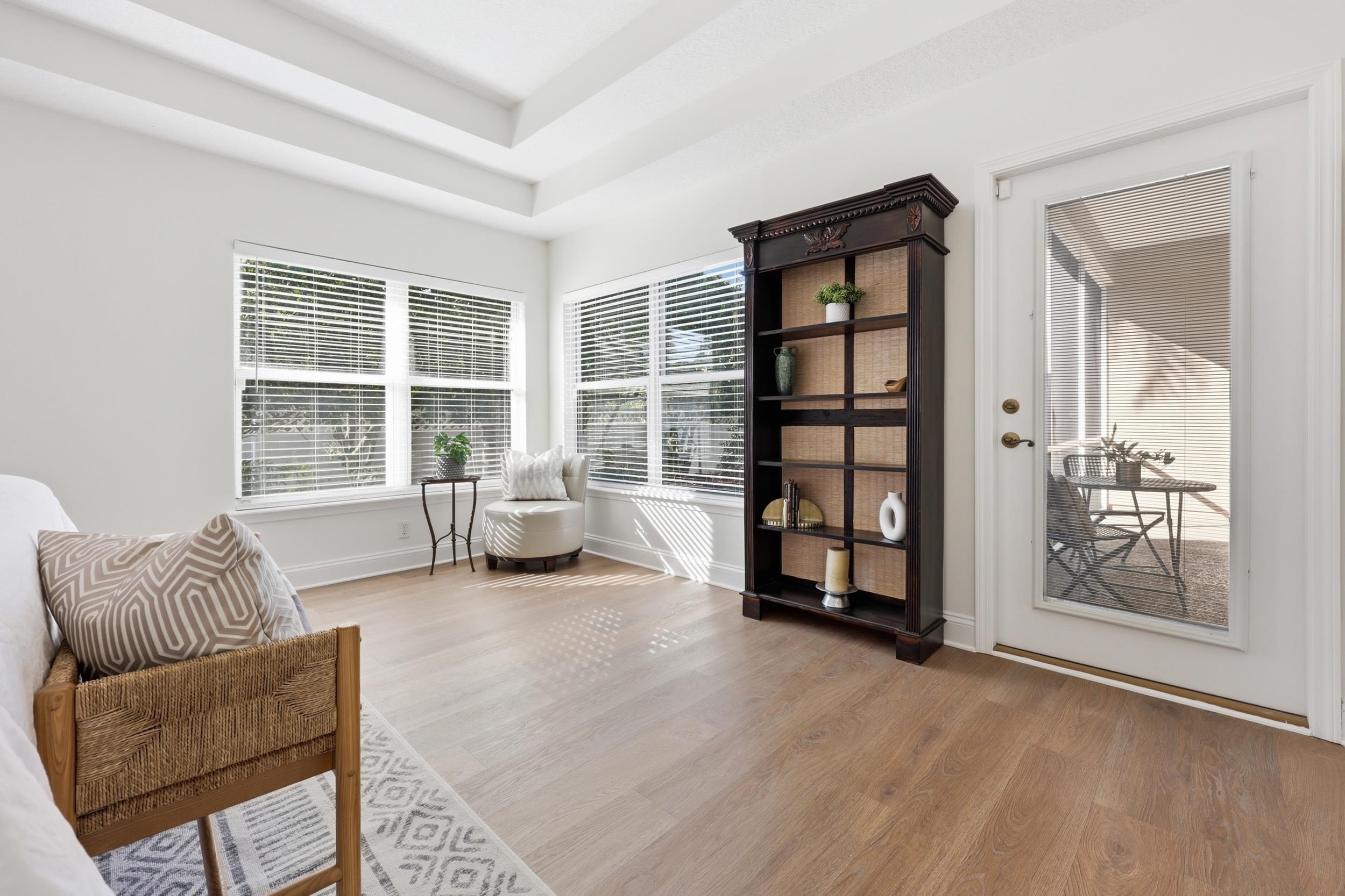 Image 23 of 51 For 933 Oxford Dr