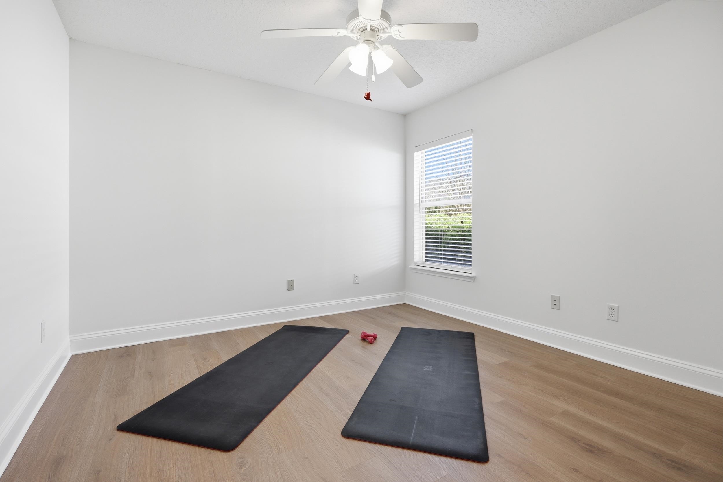 Image 27 of 51 For 933 Oxford Dr