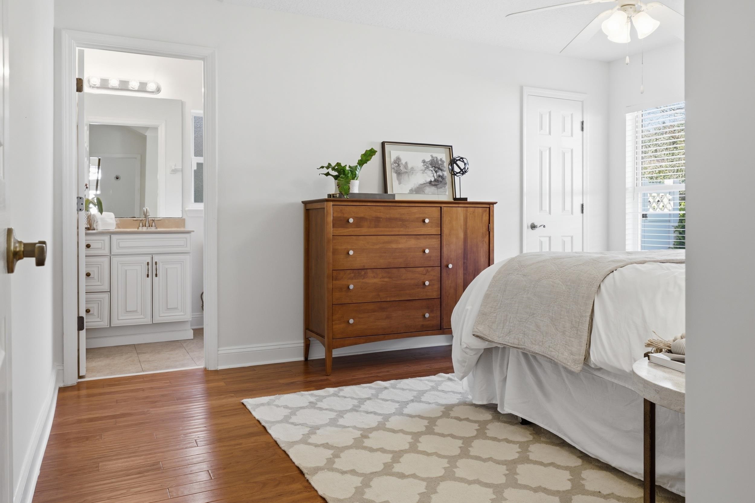 Image 28 of 51 For 933 Oxford Dr