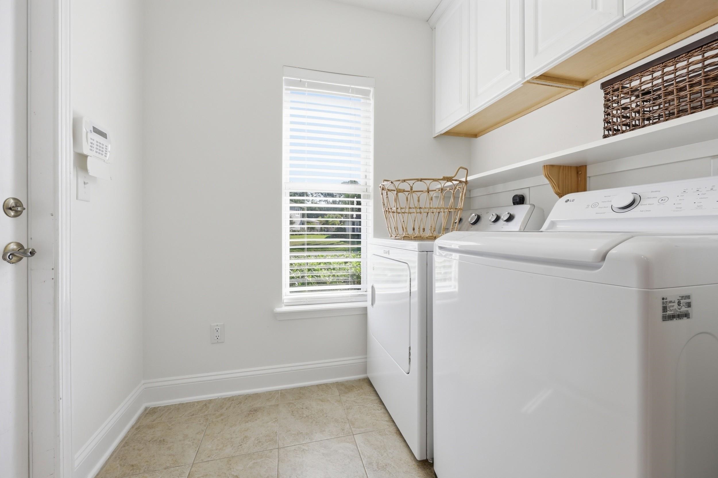 Image 32 of 51 For 933 Oxford Dr