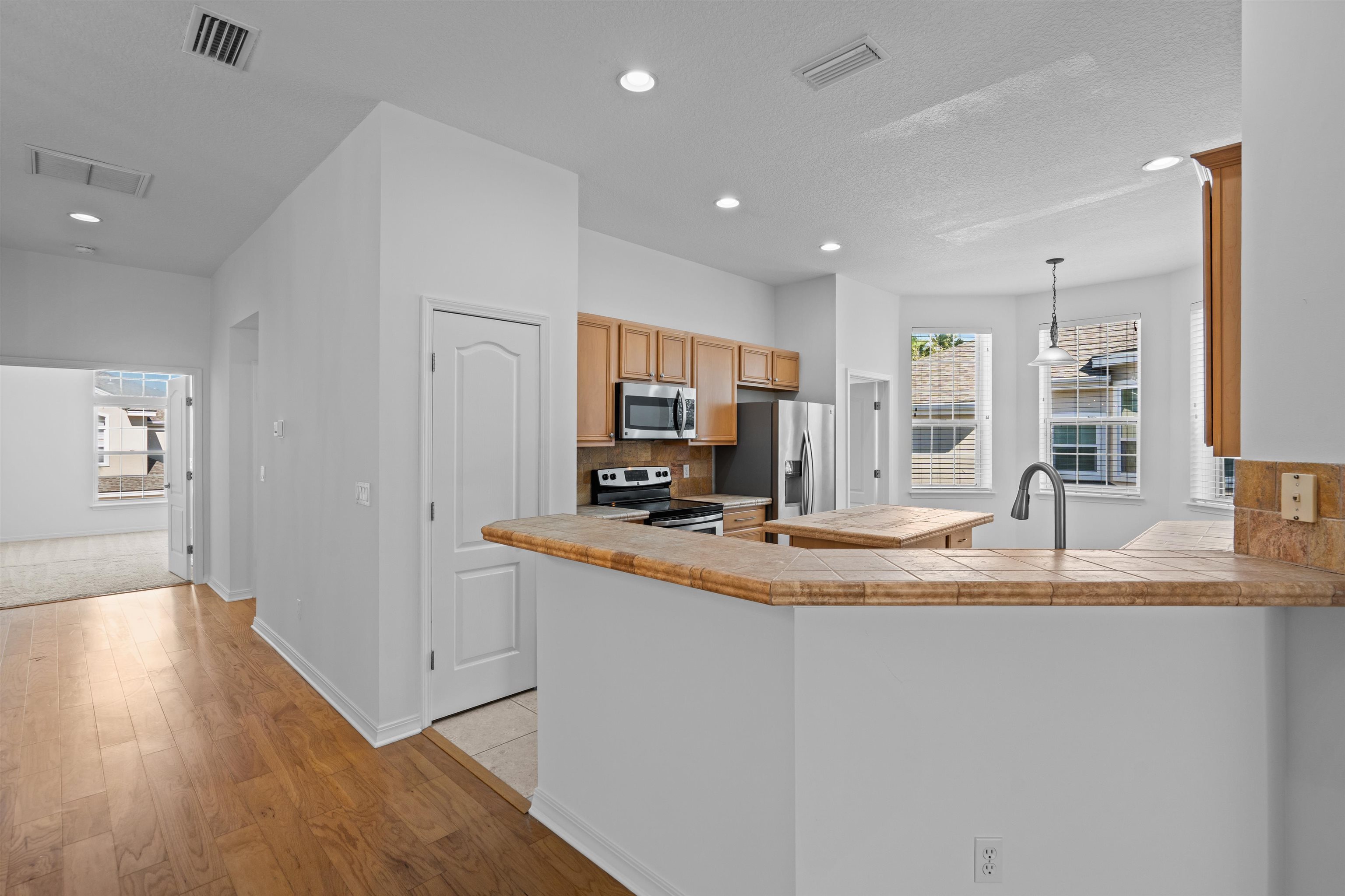 Image 12 of 66 For 1005 Makarios Dr