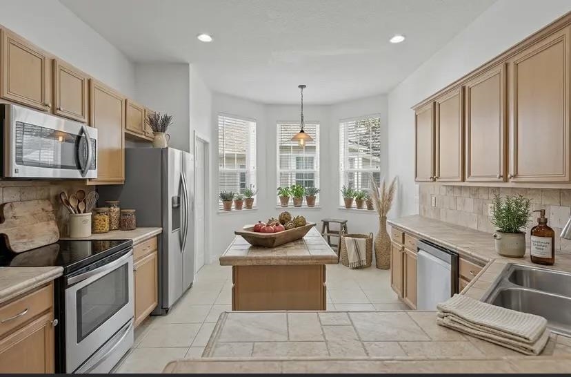 Image 13 of 66 For 1005 Makarios Dr