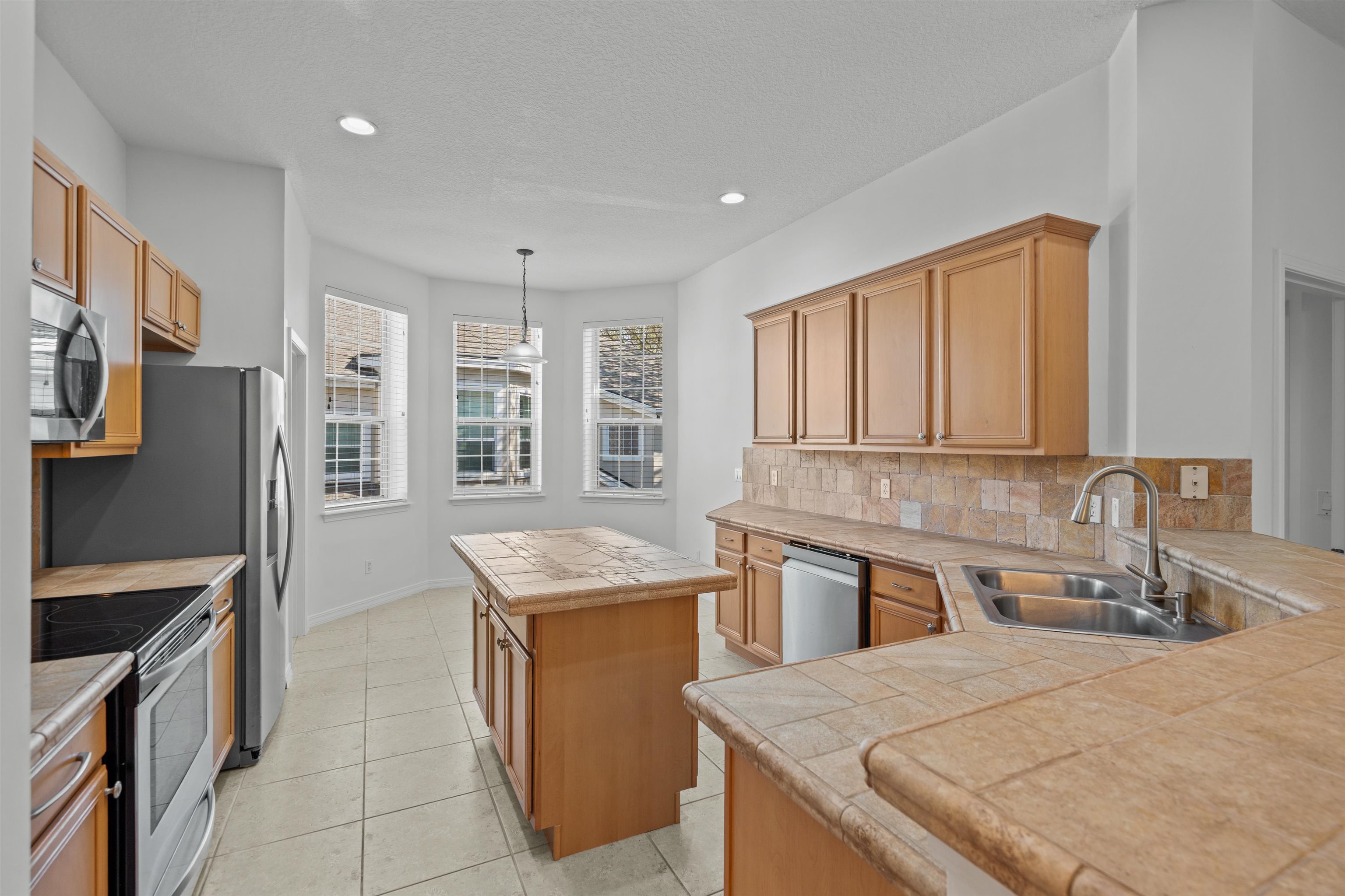 Image 14 of 66 For 1005 Makarios Dr