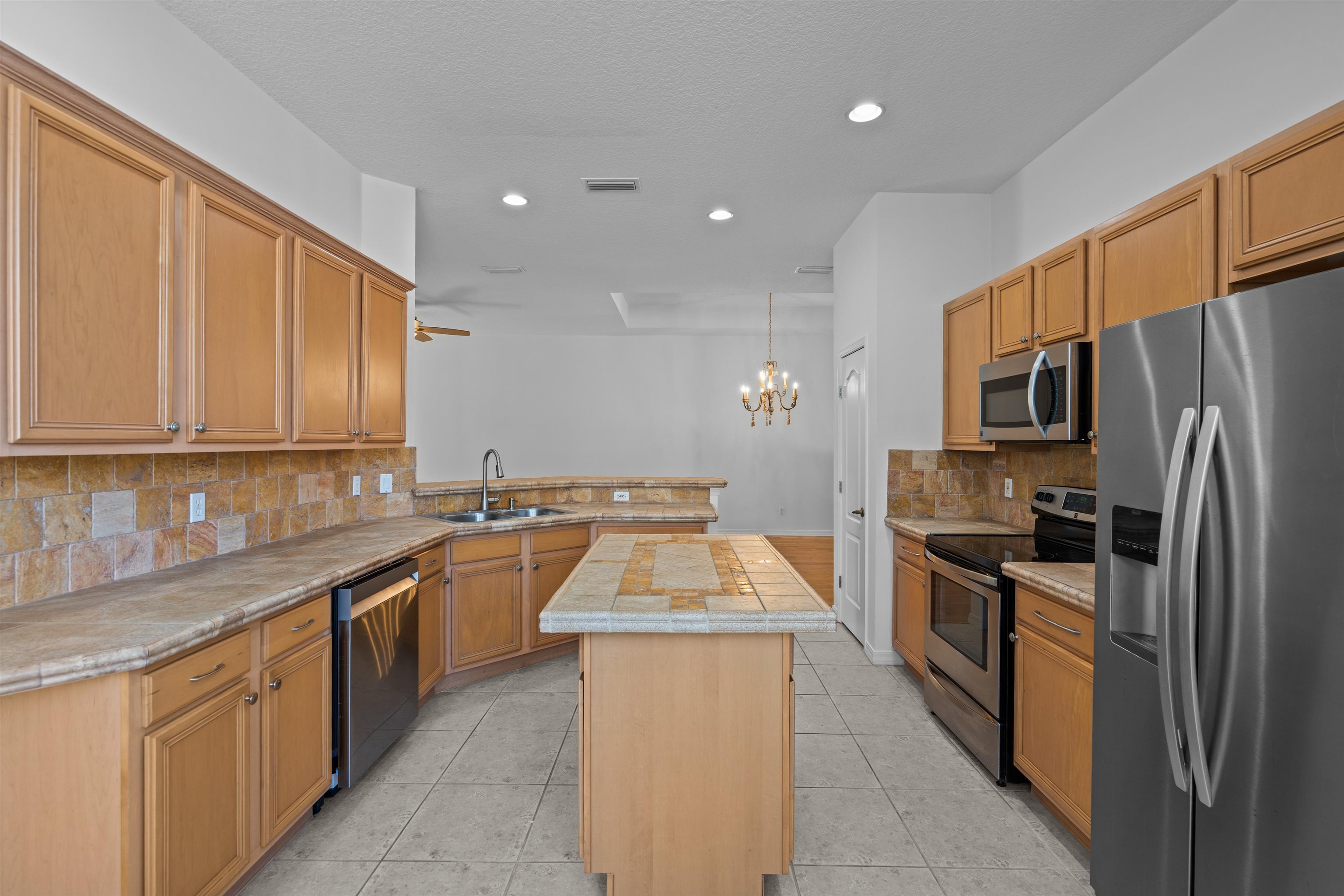 Image 15 of 66 For 1005 Makarios Dr