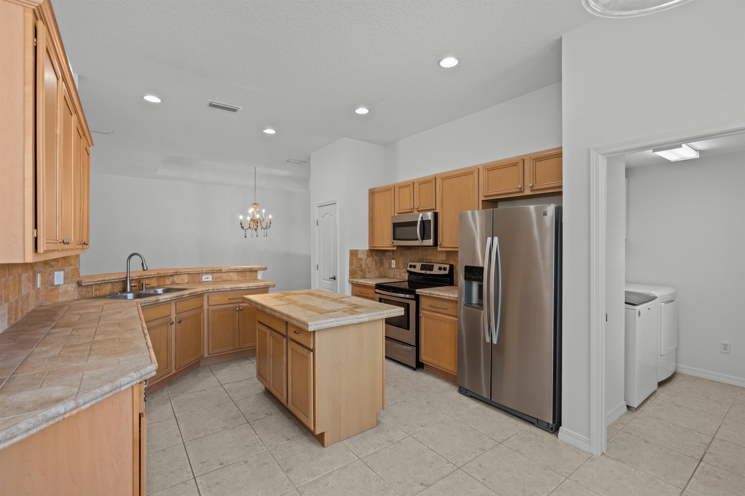 Image 16 of 66 For 1005 Makarios Dr