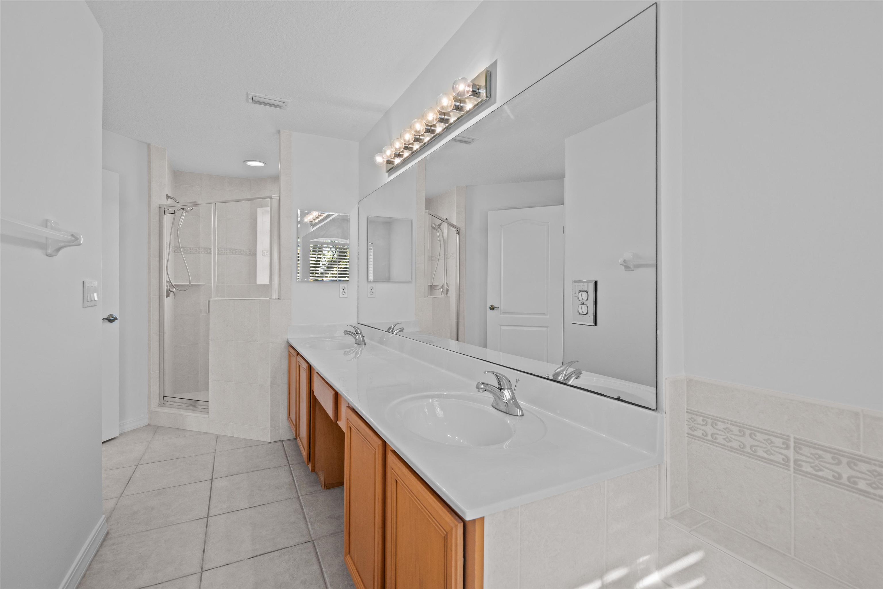 Image 30 of 66 For 1005 Makarios Dr