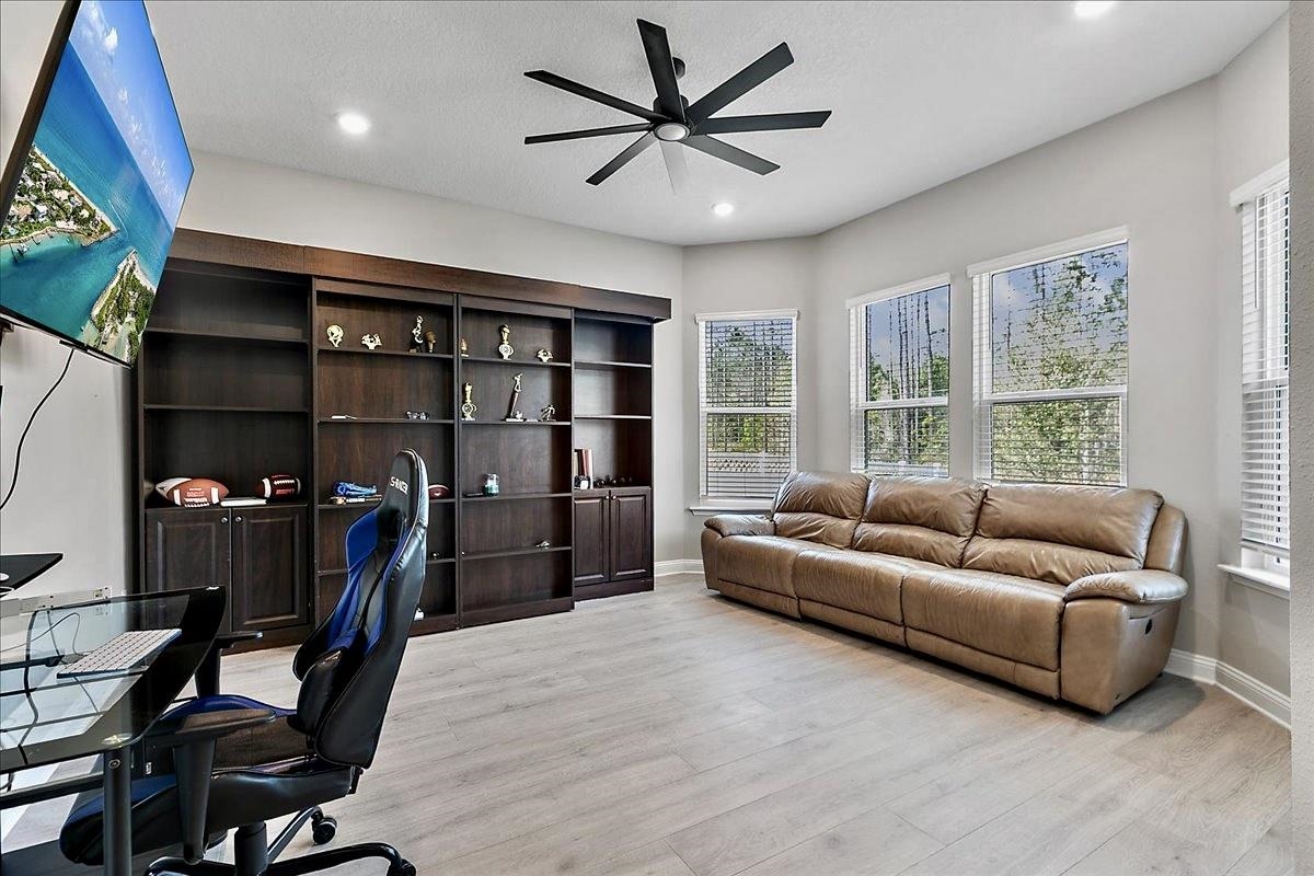 Image 17 of 40 For 196 Holly Landing Way