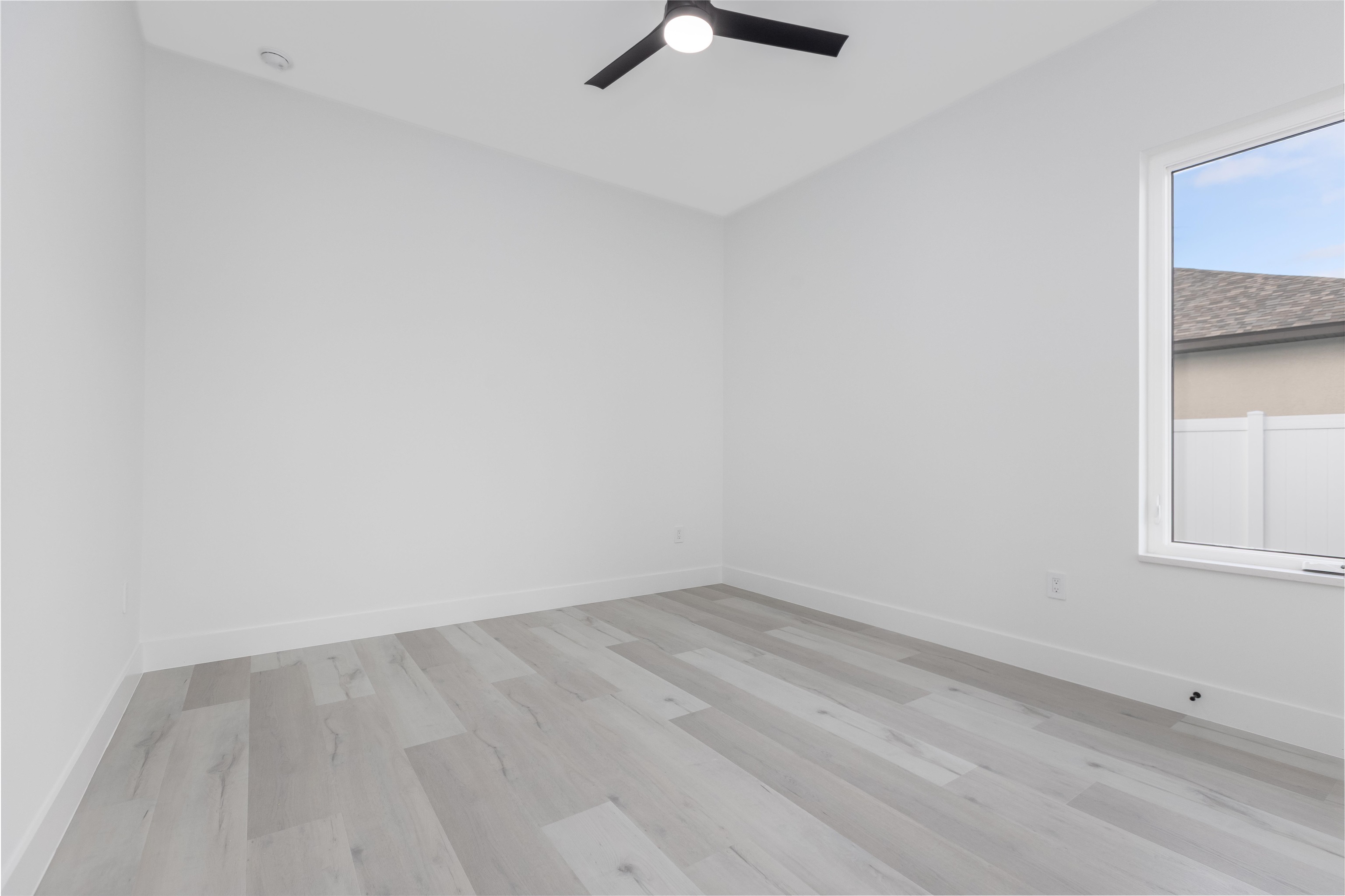 Image 21 of 39 For 9 Edison Lane