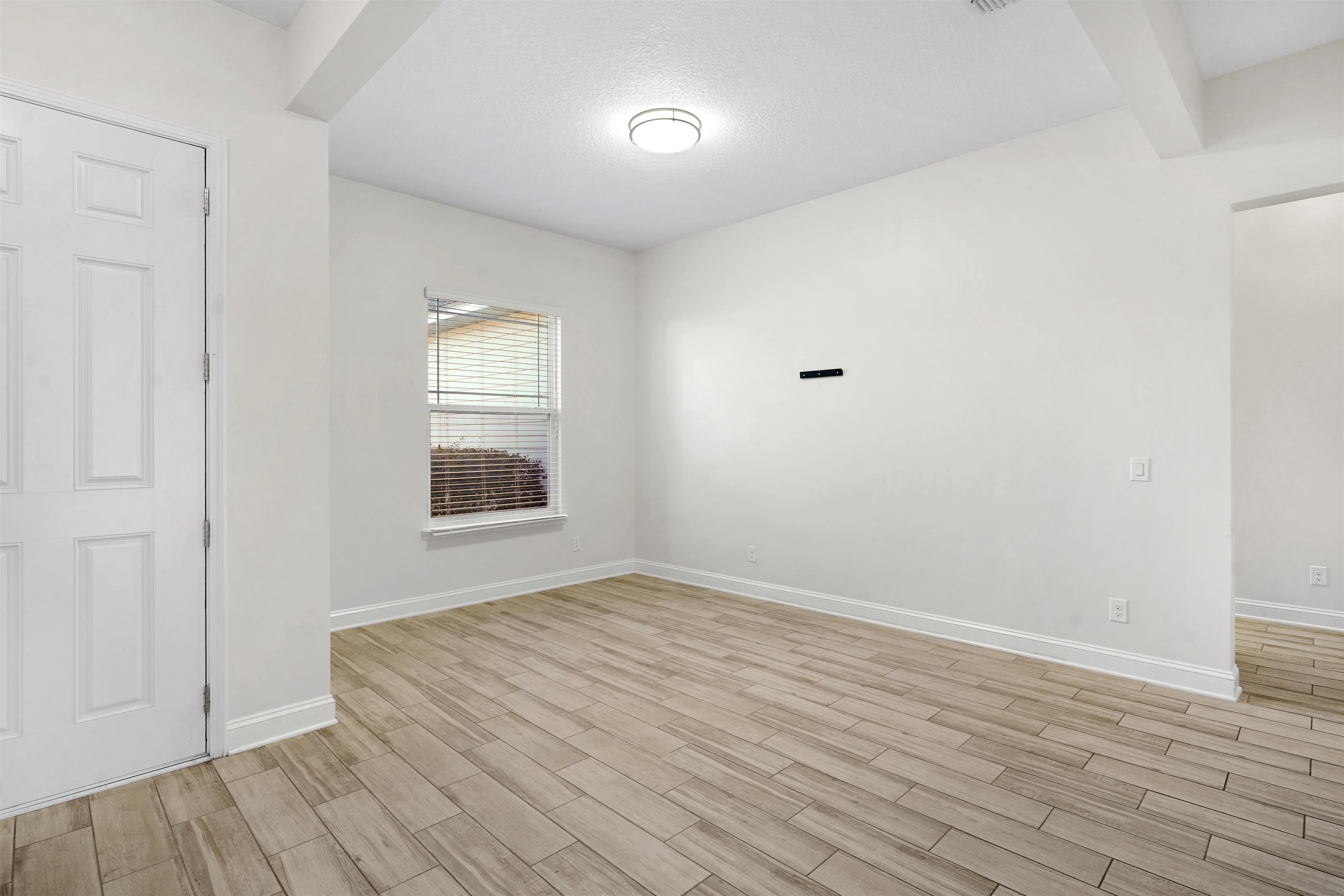 Image 11 of 38 For 324 Shadowwood Dr N