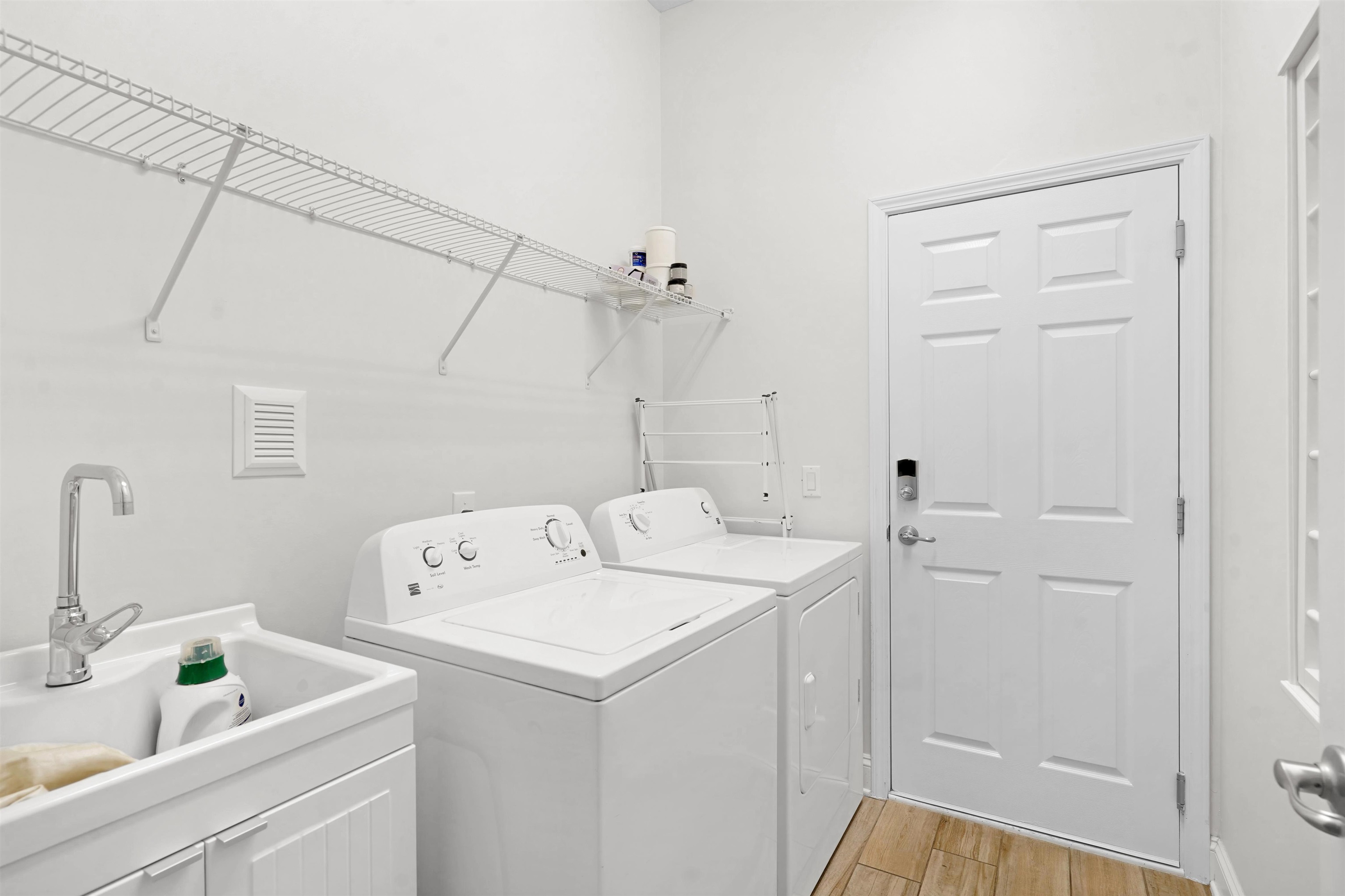 Image 18 of 38 For 324 Shadowwood Dr N