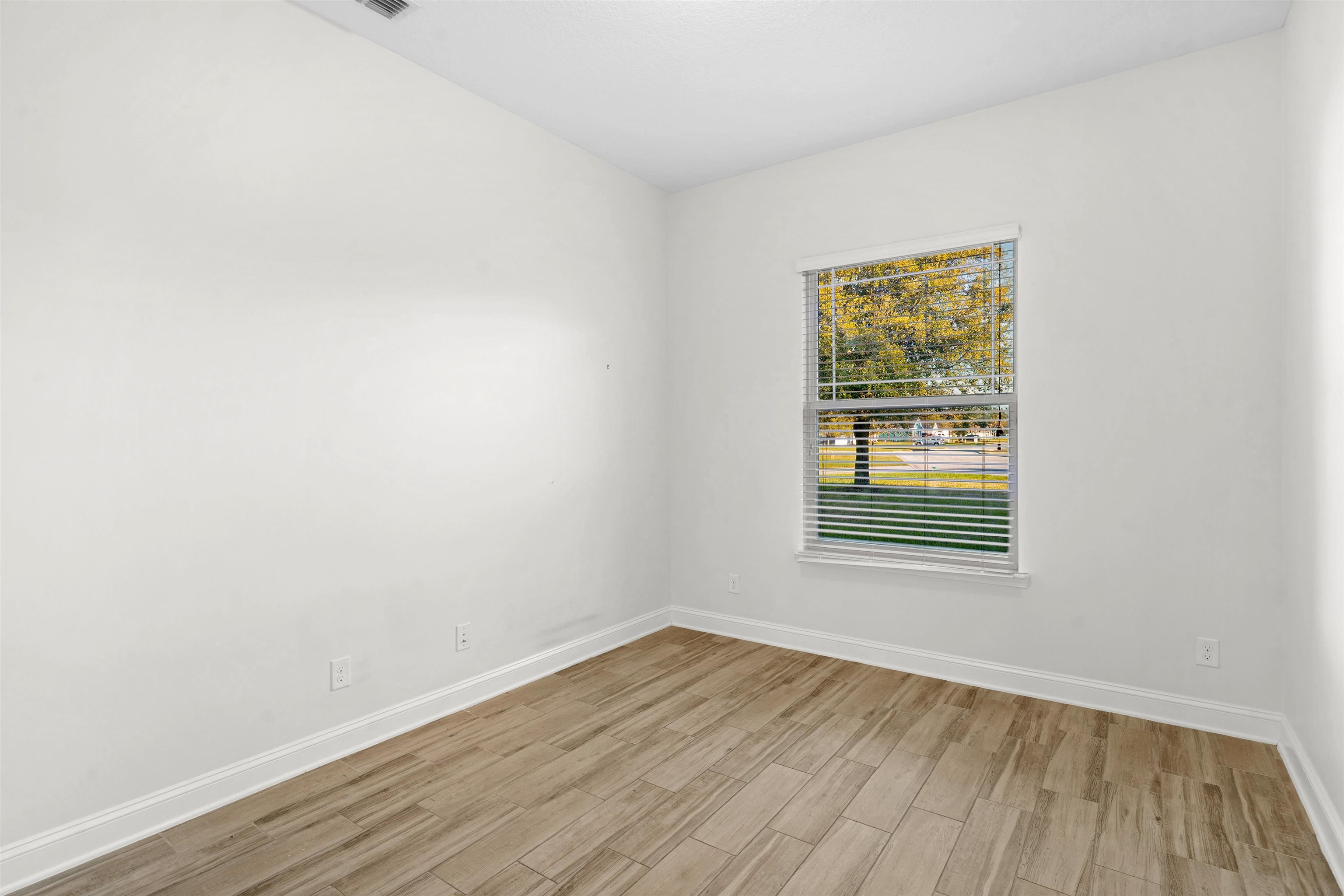 Image 20 of 38 For 324 Shadowwood Dr N