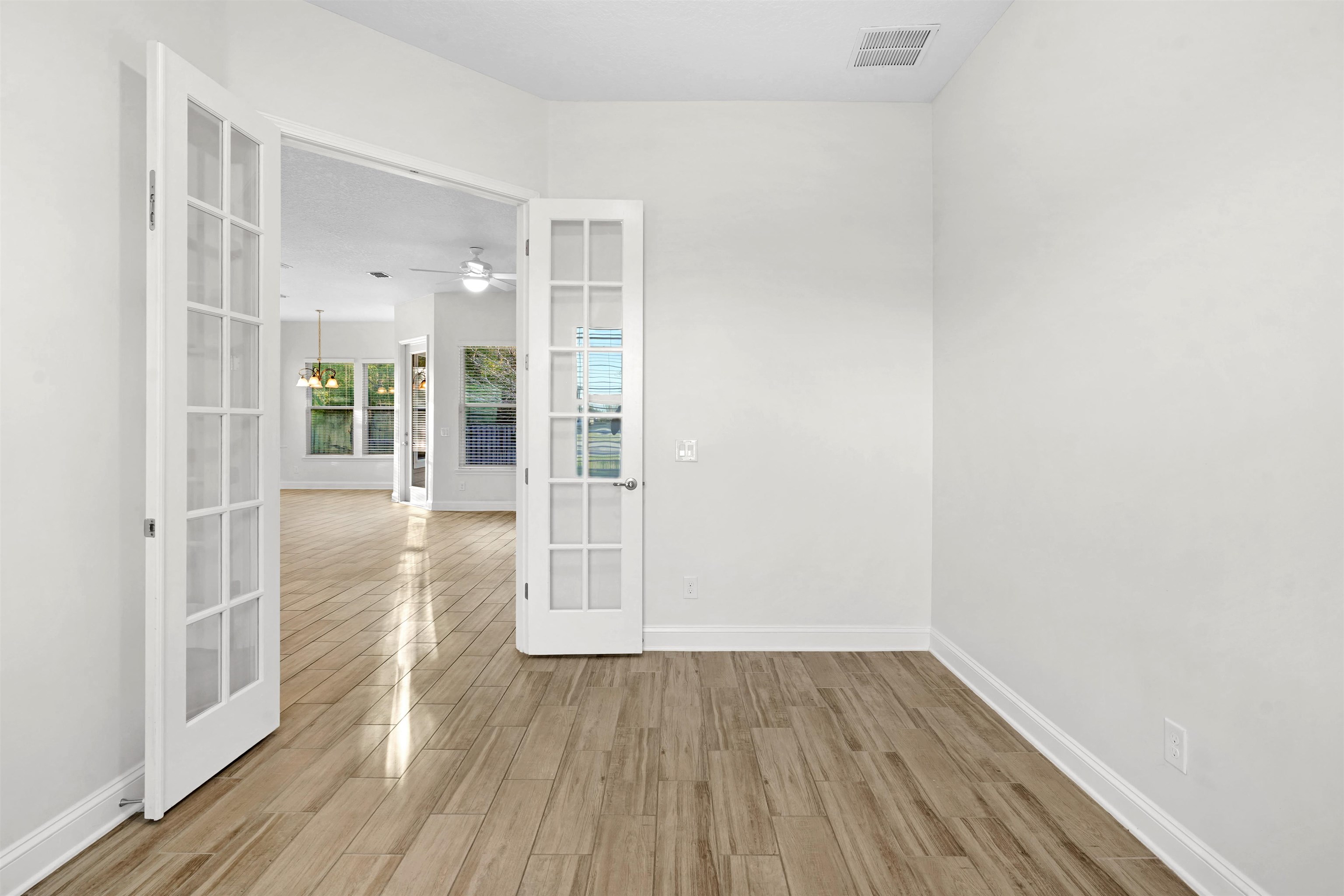 Image 23 of 38 For 324 Shadowwood Dr N