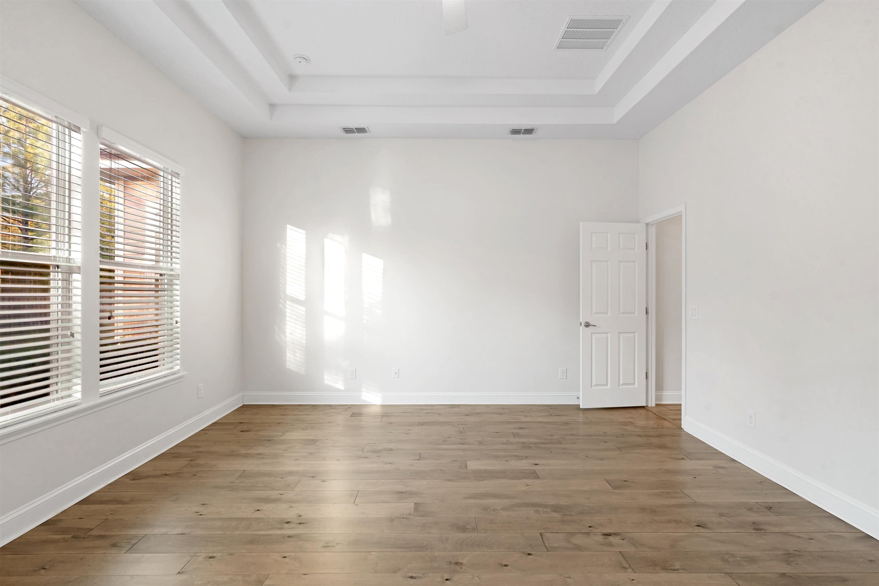 Image 4 of 38 For 324 Shadowwood Dr N