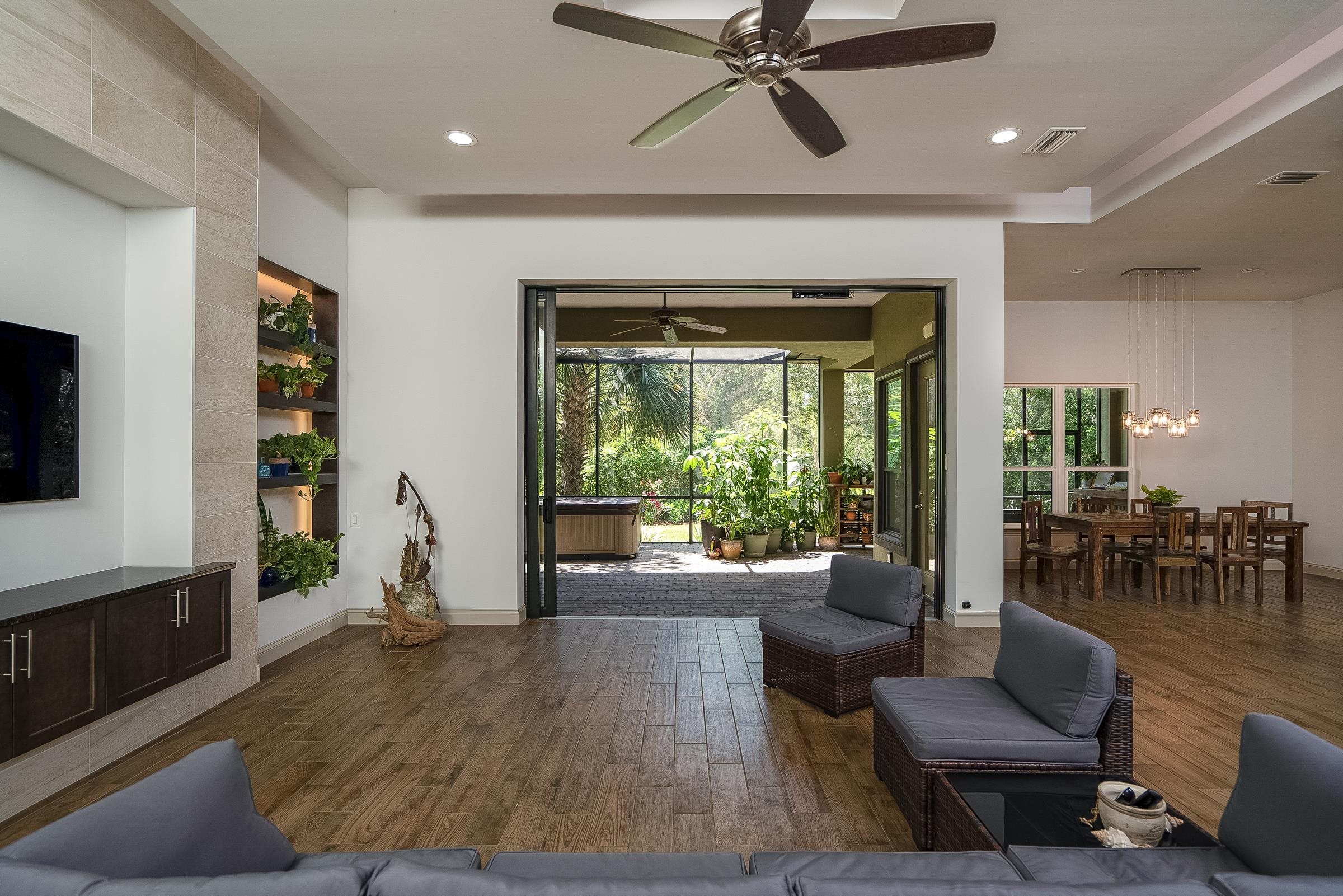 Image 11 of 58 For 300 La Crescenta Drive S