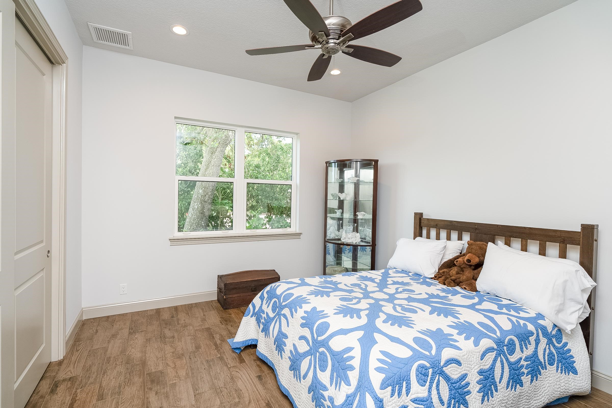 Image 22 of 58 For 300 La Crescenta Drive S