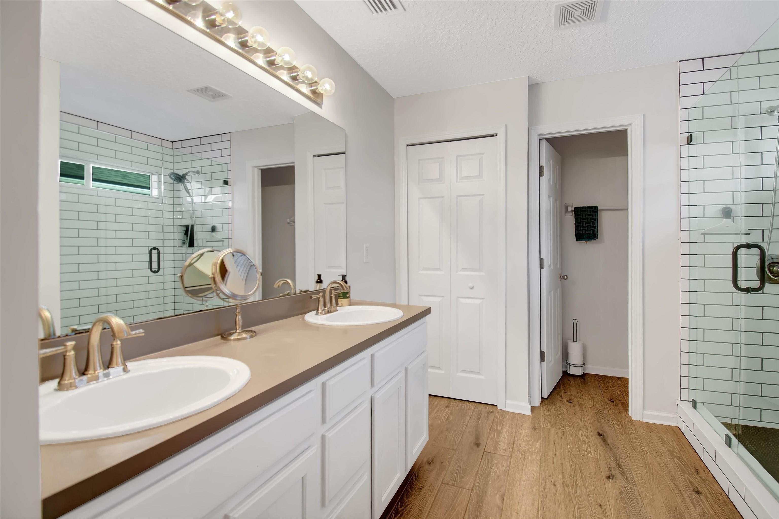 Image 18 of 33 For 880 Oak Arbor Circle