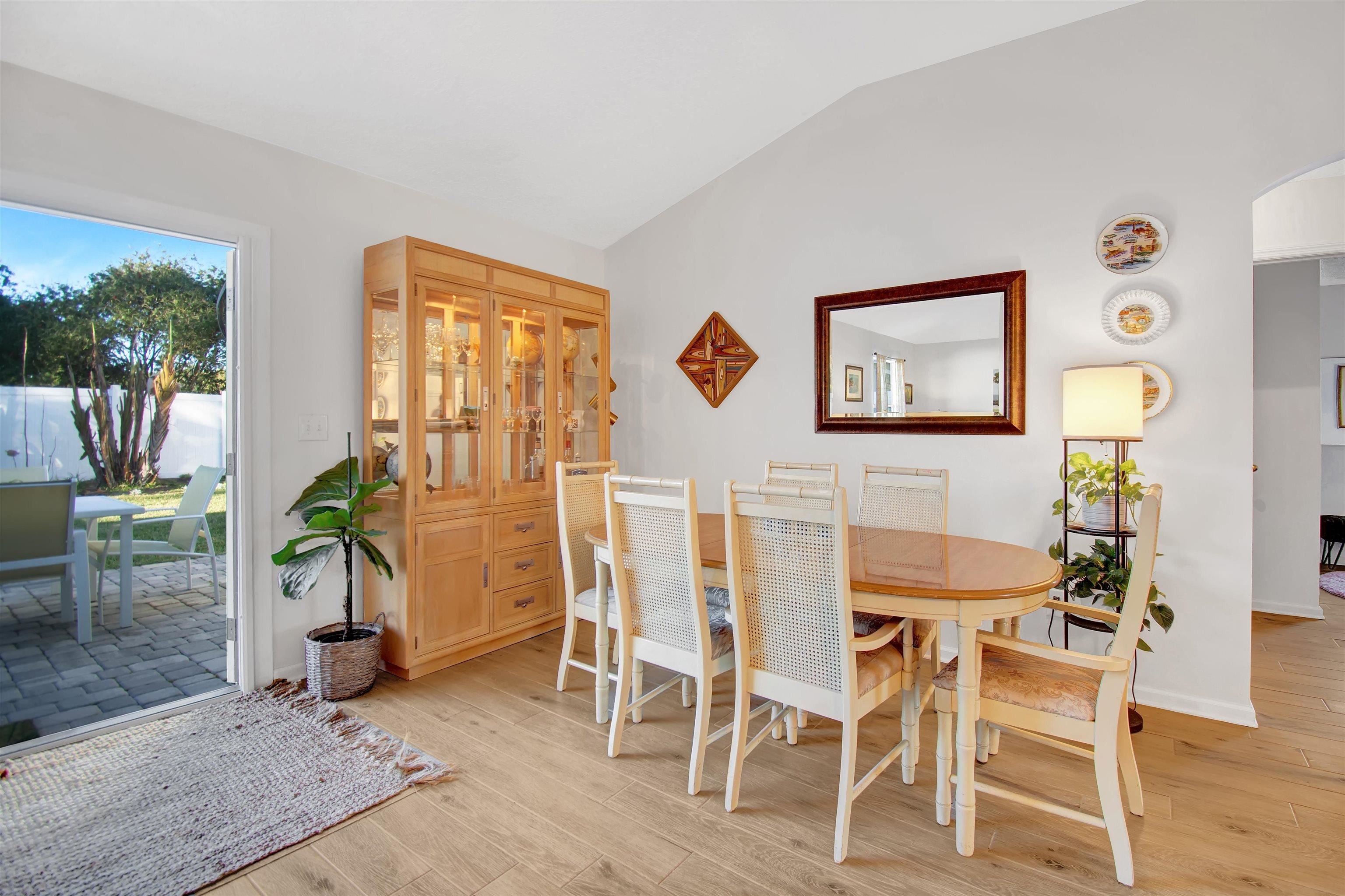 Image 9 of 33 For 880 Oak Arbor Circle