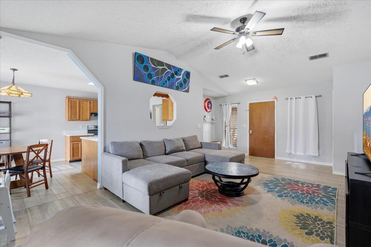 Image 12 of 55 For 204 Queen Rd