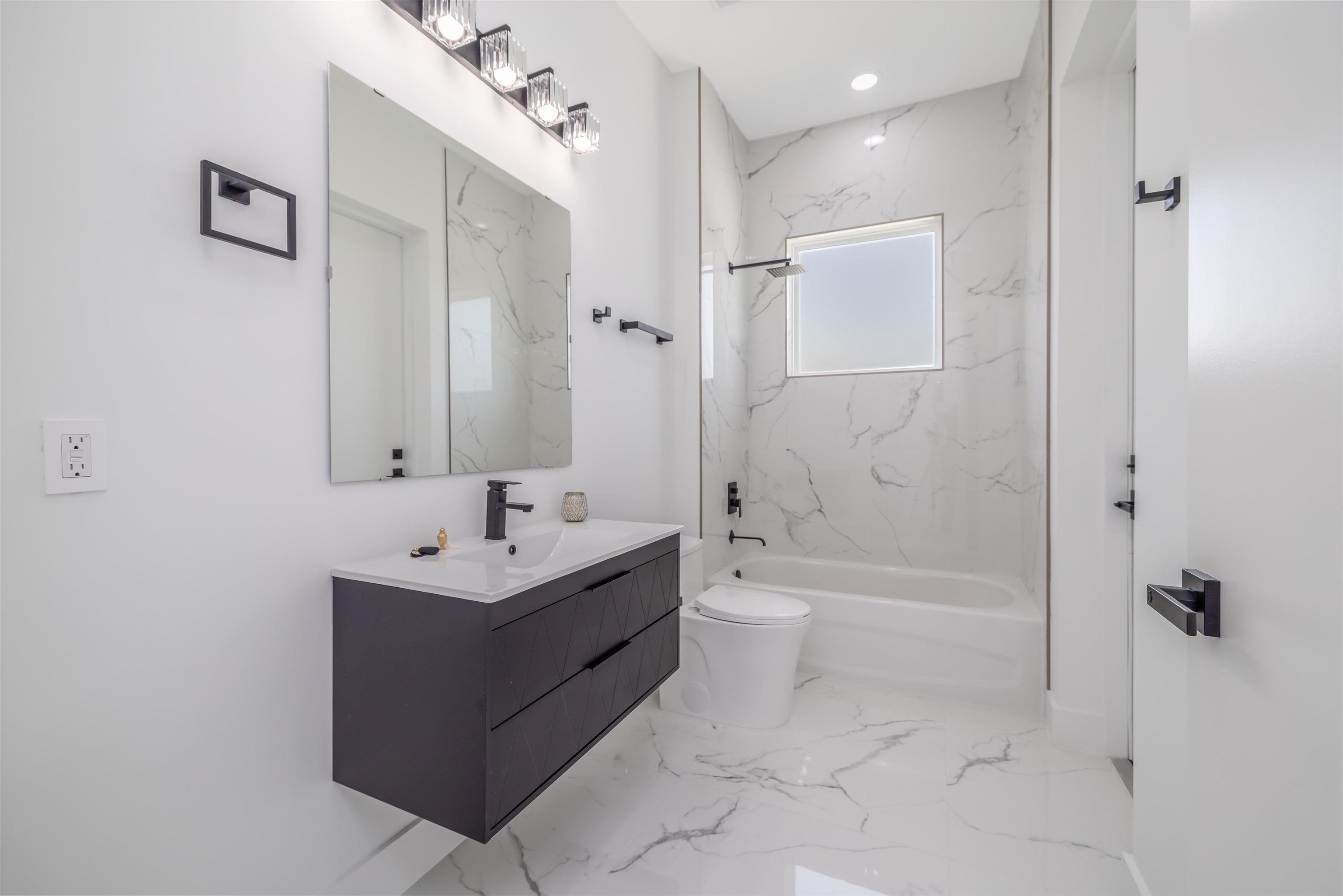 Image 28 of 45 For 34 Fallen Oak Nw