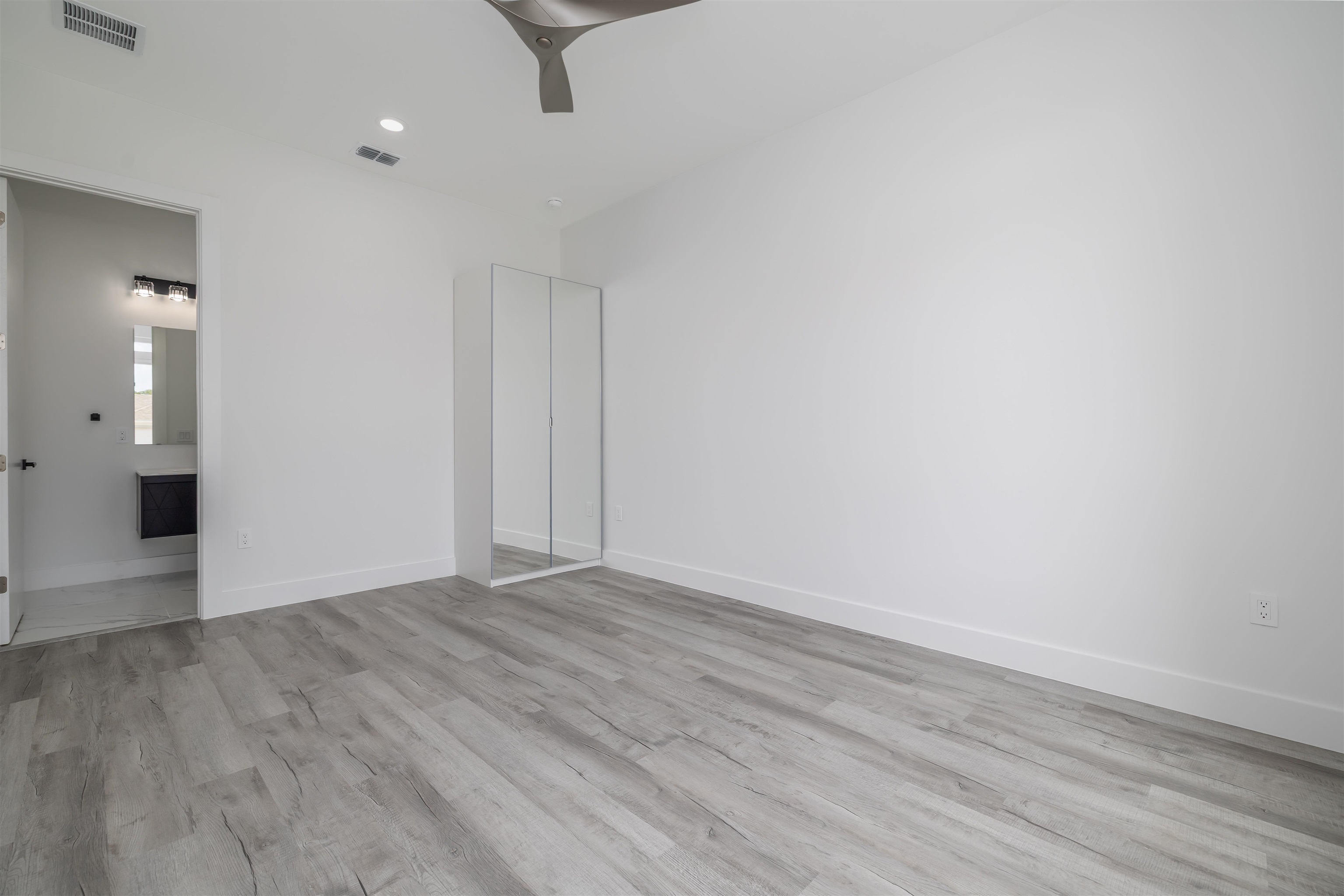 Image 30 of 45 For 34 Fallen Oak Nw