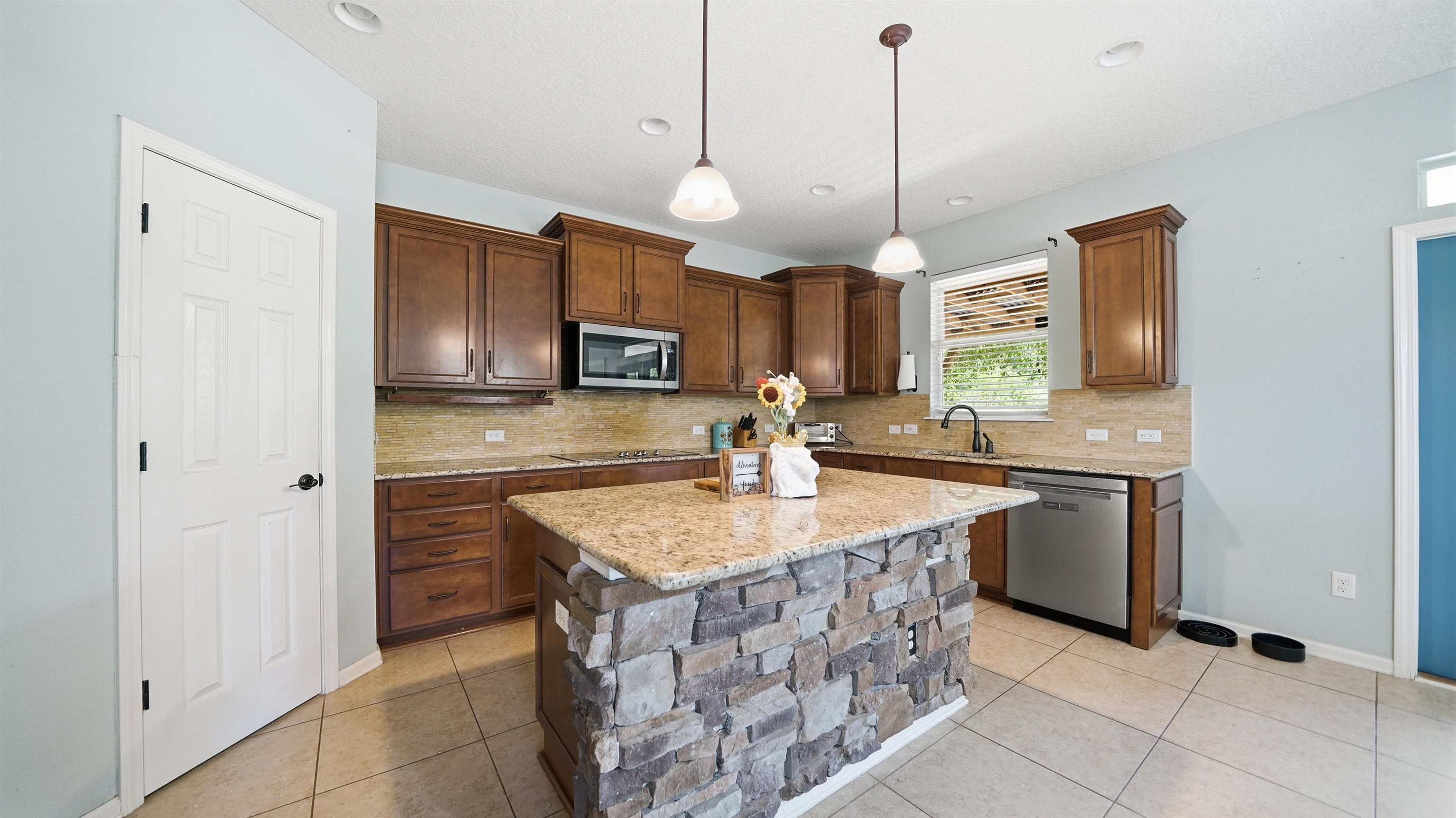 Image 16 of 58 For 104 Claremont Ct