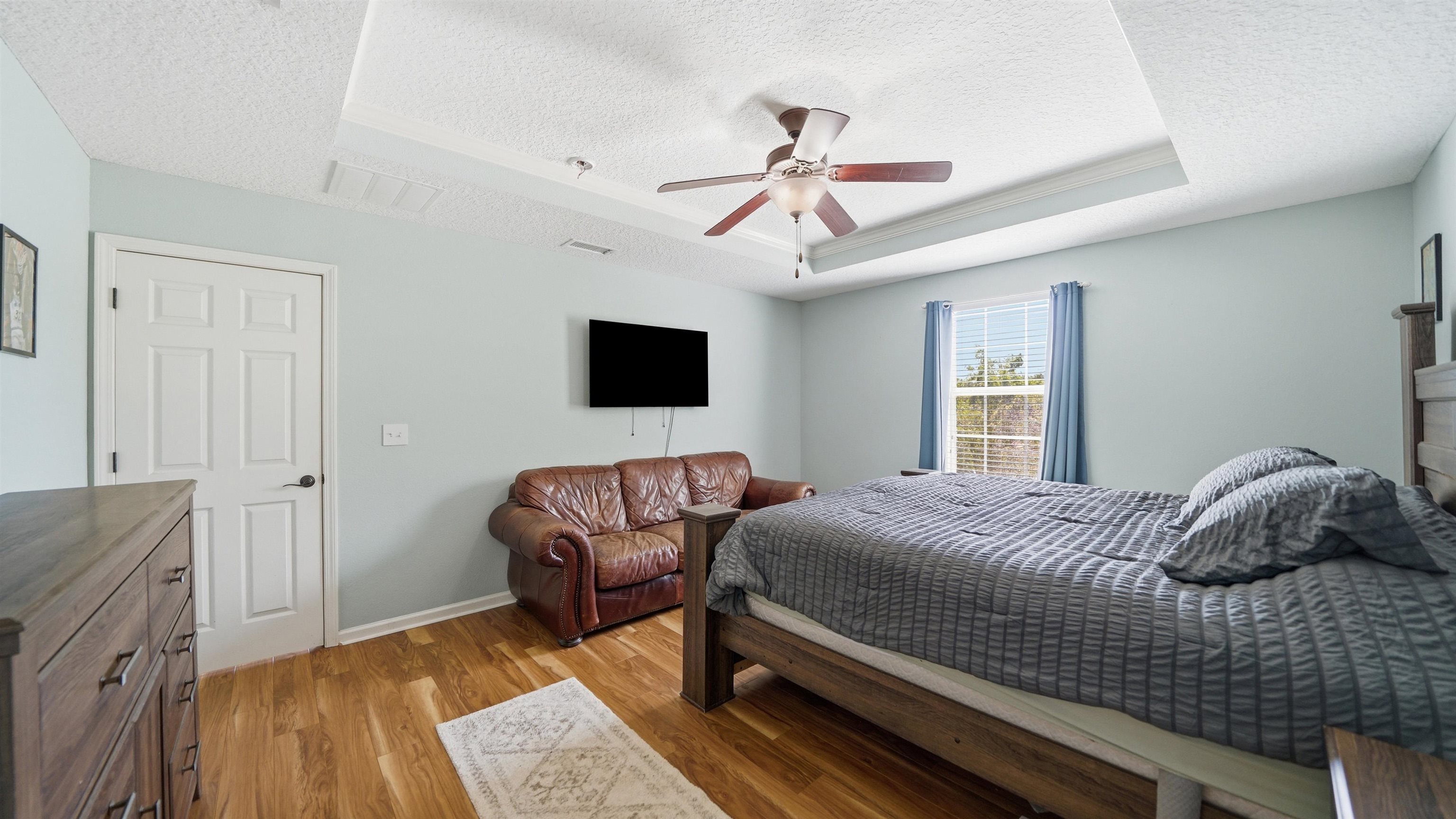 Image 27 of 58 For 104 Claremont Ct