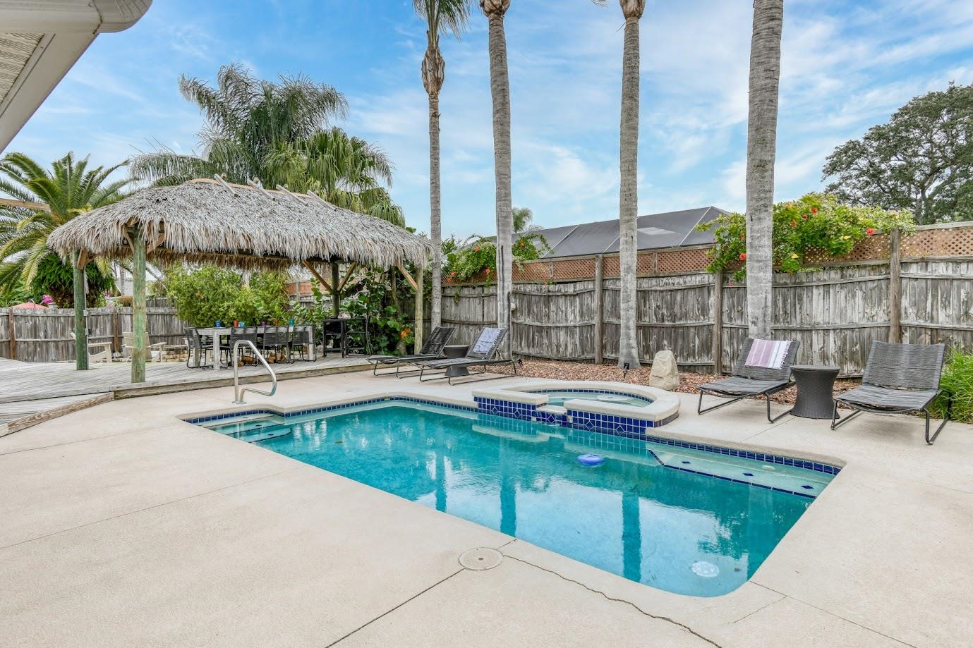 Image 17 of 39 For 5398 Soundview Ave (pool Home)