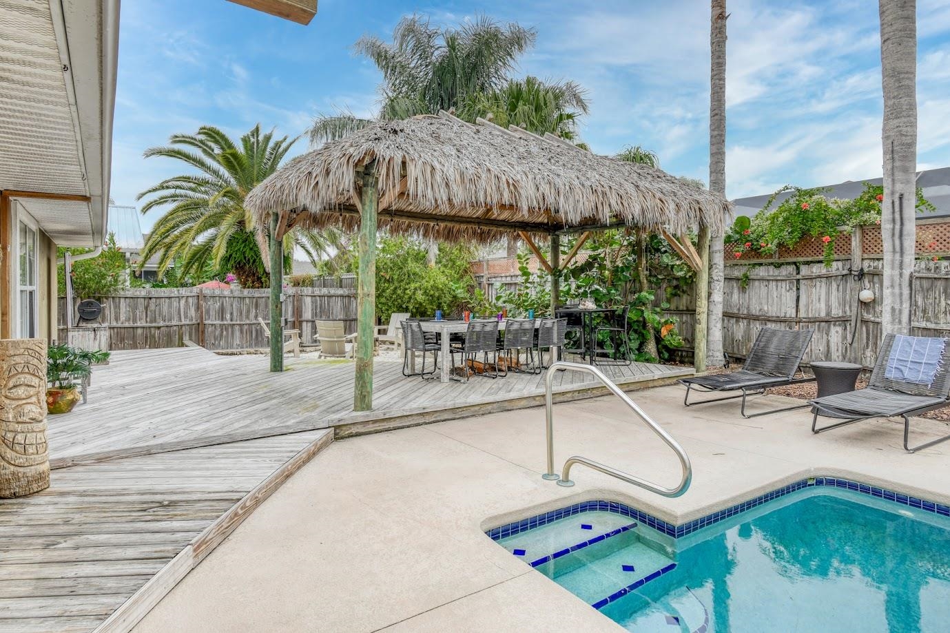 Image 19 of 39 For 5398 Soundview Ave (pool Home)