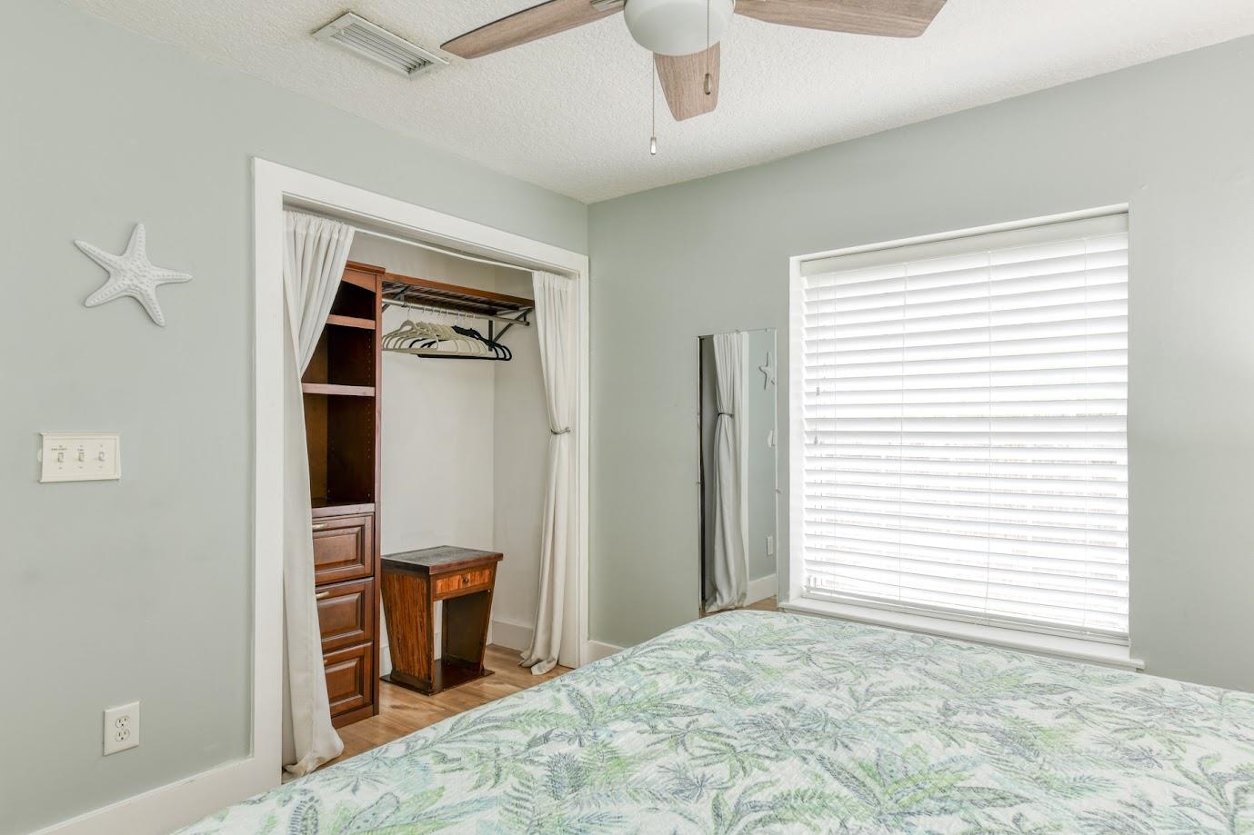 Image 33 of 39 For 5398 Soundview Ave (pool Home)